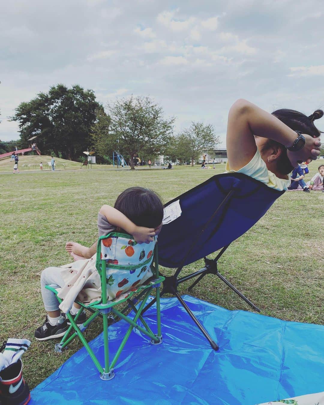 松浦新のインスタグラム：「真似すんなって。笑 #nature #happyholidays #公園 #family #娘  #park」