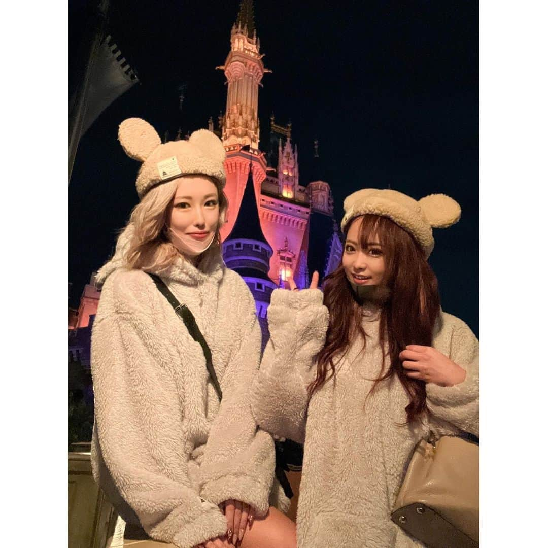 櫻井綾奈さんのインスタグラム写真 - (櫻井綾奈Instagram)「. Ｄハロ ✨🏰🐭🖤 (コスプレしてないけどw) . まひちゃんと月イチでデートしよ！って 話になってさっそくDisney- ̗̀ ‪☺︎☺︎☺︎ ̖́- . ハロウィンシーズンのディズニー どこもかしこも可愛くて( ⋅֊⋅ ).ᐟ.ᐟ めちゃくちゃテンションあがった❤️‍🔥 . ハイクオリティなコスプレしてる方 沢山居て見るのも楽しかったし 子供連れの方も多くて ちびっこのコスに癒された〜！！ . ウチらはモコモコパーカーで双子ちゃん👯‍♀️ . ちょっと混んでたけど乗りたいものは 全部乗れたし大満足💮です！ . . 今日も出勤です！21時から🙏💓 . . . #池袋 #ikebukuro #キャバ #キャバクラ #キャバ嬢 #池袋シーサイド #プリンスグループ #キャバ嬢の休日 #disney #ディズニーコーデ #Disneyland #ディズニー写真部 #twins #双子コーデディズニー #双子コーデ #パーカーコーデ #disneygram #夢の国 #dハロ #Halloweendisney #👭 #🏰 #🐭 #🧸 #💓 #🎃 #instagood #instalike #like4like #l4l」10月20日 14時10分 - mayapan0511