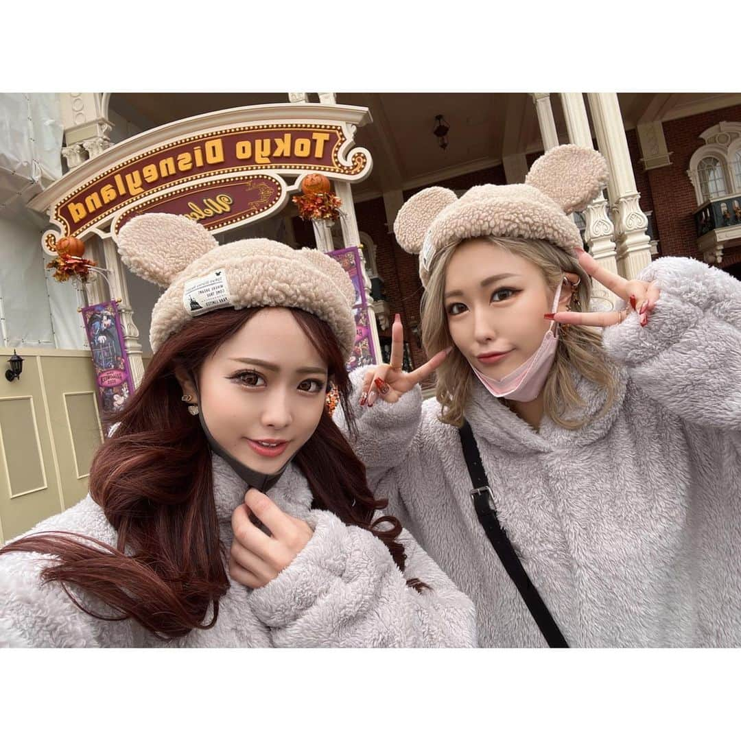 櫻井綾奈のインスタグラム：「. Ｄハロ ✨🏰🐭🖤 (コスプレしてないけどw) . まひちゃんと月イチでデートしよ！って 話になってさっそくDisney- ̗̀ ‪☺︎☺︎☺︎ ̖́- . ハロウィンシーズンのディズニー どこもかしこも可愛くて( ⋅֊⋅ ).ᐟ.ᐟ めちゃくちゃテンションあがった❤️‍🔥 . ハイクオリティなコスプレしてる方 沢山居て見るのも楽しかったし 子供連れの方も多くて ちびっこのコスに癒された〜！！ . ウチらはモコモコパーカーで双子ちゃん👯‍♀️ . ちょっと混んでたけど乗りたいものは 全部乗れたし大満足💮です！ . . 今日も出勤です！21時から🙏💓 . . . #池袋 #ikebukuro #キャバ #キャバクラ #キャバ嬢 #池袋シーサイド #プリンスグループ #キャバ嬢の休日 #disney #ディズニーコーデ #Disneyland #ディズニー写真部 #twins #双子コーデディズニー #双子コーデ #パーカーコーデ #disneygram #夢の国 #dハロ #Halloweendisney #👭 #🏰 #🐭 #🧸 #💓 #🎃 #instagood #instalike #like4like #l4l」