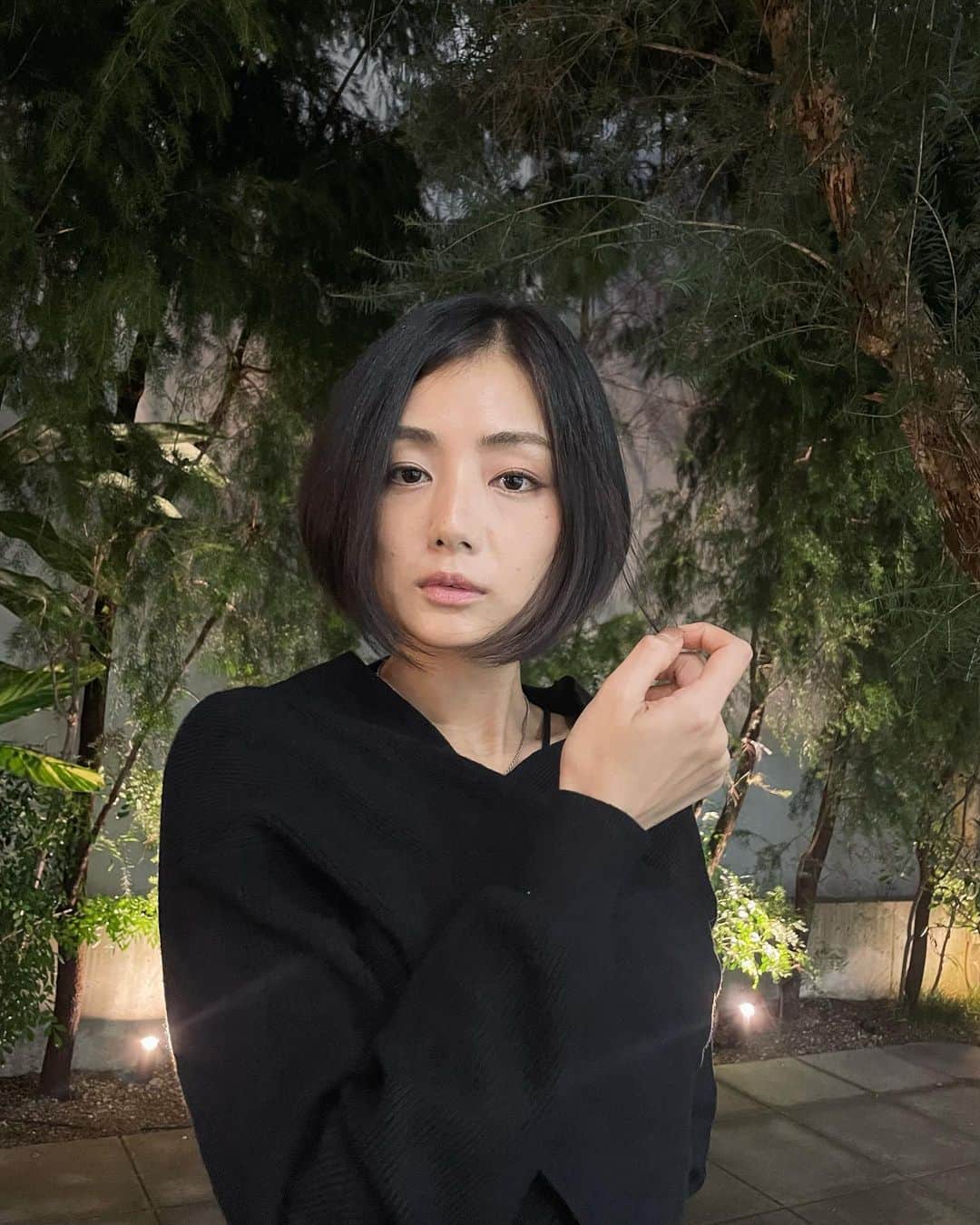 片山萌美のインスタグラム：「🖤  だいぶ 髪が伸びたんですけど とある事情で少し 伸ばしてます🍭  #moemikatayama」