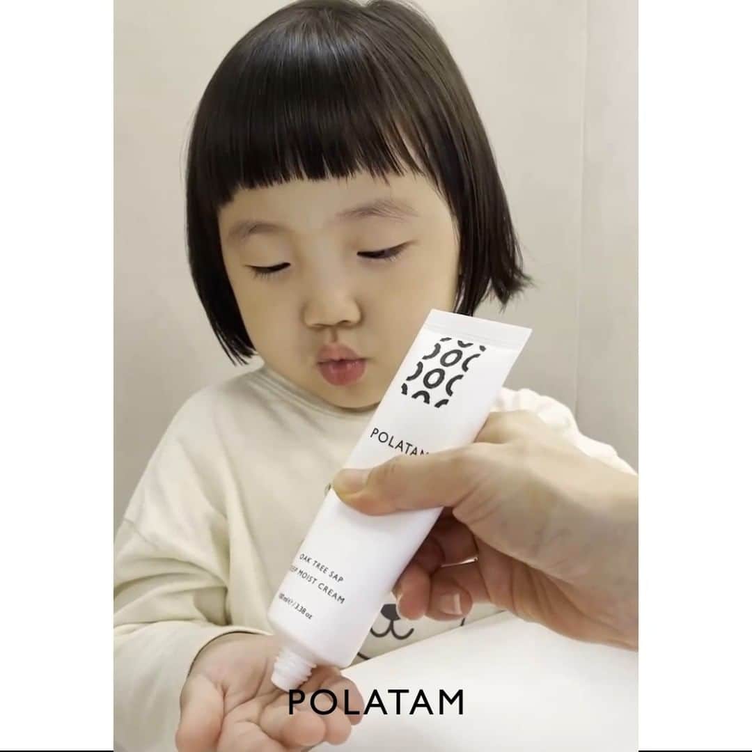 パク・タミのインスタグラム：「- 딥모이트 크림이 론칭되고 사랑받아온게 벌써.. 7년이 되었어요. 제가 여러번 말씀드려 아시는 분들도 많으시지만, 만들게 된 동기는 저와 제 아들이었어요. 제가 워낙 건조한 피부를 가졌는데, 아이가 그걸 닮아서..ㅜㅜ 환절기마다 고생을 했었고, 해결 방법을 찾다가 결국 우리 아이의 건조함을 잡아줄 보습 크림을  만들게 되었다는 이야기... 랍니다. ㅎㅎ (디테일한 내용을 큰 덩어리로 간추려 보았습니다.)  딥모이스트 라인은, 정말 신경을 많이 써서 만들었던 스킨케어의 시작이예요. 아이와 제가 바르며 테스트를 한 기간만 무려 일년이 넘고, 저와 우리 아이들은 지금도 이것으로 보습하고 있어요. 과정이 힘들었던만큼 결과가 좋아서였을까요? 특별한 홍보나 광고 없이 입소문으로 소문이 나고~ 재구매가 이어지다보니, 꾸준한 애정속에 고객분들을 만나고 있는 보습라인입니다.   영상속에 있는 아이들은~ 제 남동생의 쌍둥이 딸들 그리고 주하 학교 친구들이예요.  귀여운 에피소드 하나 말씀드리려고 해요^^ 어느날 주하가 저한테 얘길 안하고 크림을 가져갔대요. 학교에ㅎ 이유는 좋아하는 친구가 아토피로 간지러워해서 고쳐주고 싶어 자기가 바르는 크림을 가져간거예요. (저는 이 모든 사실을 그 아이의 엄마께 연락이 와서 알았...) 팔과 다리에 발라주고, 배와 등은 구석에 가서 발라줬다고 ㅎㅎ 그 아이가 집에 가서 이 이야기를 했고, 어머님은 제가 하는 브랜드인줄 모르시고, 어디 제품인지 물어보려고 연락을 하신거라고. 그렇게 또 이야기가 전해지고 해서 주하 친구들이  폴라탐 제품에 정착하게 되었다는 또 하나의 이야기입니다. 실제로 구입해 사용하고 있는 친구들에게 영상을 부탁했더니~ 너무 흔쾌히. 고마워요!^^  아이들만 쓰는 제품이냐는 질문 많이 하시더라구요. 아니예요~ 온가족이 쓰는 보습 라인이예요. 저도 보습 이걸로 하고 있습니다.  오늘도 너무 춥네요. 바스락 소리나는 피부 ㅠㅠ 지켜요 우리ㅎㅎ  @polatam_official #폴라탐」