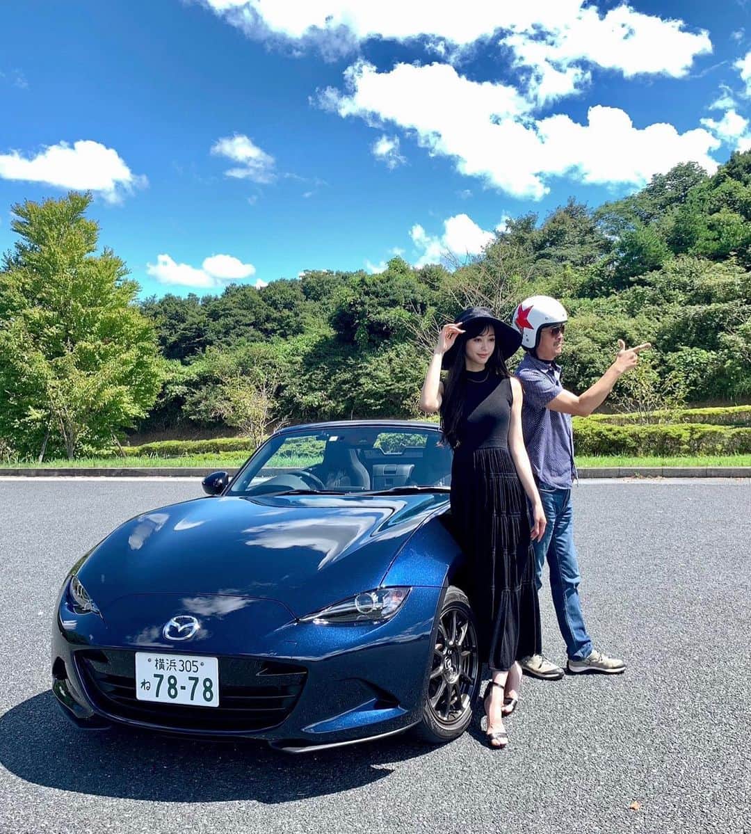 のインスタグラム：「. . . 先日CARトップの連載企画 『おっさんずカーライフ研究所』の撮影へ行ってきました👩‍🏫❤️ . 今回、所長（清水さん）と乗ったクルマは マツダ ロードスター‼️ . 見た目から走ることへの期待感を感じる マツダロードスター✨ オープンカーという開放的で爽やかなシチュエーションに加え 加速、減速も楽に出来て足回りも滑らか！ （蛇行がすっごくもちもちしてる！） 抜群の走行性能、且つ安全性の高い走りを楽しむことができます🥺🔥 . 今回のテーマは映画『トップガン マーヴェリック』に 感化された所長のご要望により お上品なヒロイン風コーデで登場しました🖤笑 . 女性からの支持も高いロードスター、 クーペ好きな秘書的にもかなりツボなので… これは間違いありません❣️笑 . 価格：262万円〜 デザイン：★★★★☆（風を味方につけるデザイン） インテリア：★★★☆☆（黒で統一シンプル） 使い勝手：★★★☆☆（安全に走りを楽しみたい方にはピッタリ） 乗り心地：★★★☆☆（静かで足回りなめらか） 安全性能：★★★★☆（スピードが控えめなので安心感あります） 走行性能：★★★★☆（蛇行がもちもちしてる！） サウンド：★★★☆☆（静かで迫力は控えめ） 地球と環境にやさしい：★★☆☆☆ デート向き：★★★★☆（見た目が素敵で安全な速度） モテ度：★★★★☆（クーペタイプすき） 秘書収納度：★★☆☆☆（ちょい狭め） . ★2.5の記号が欲しい。🥺笑 . . . 今回もあくまで秘書個人の感覚と 畏れ多くも勝手に評価したものなので そんなに参考にはなりませんが… １つの目安としてサラッとご覧下さいっ🕊 （特に秘書収納度は要らないw） . マツダ ロードスターの記事は11月26日発売です！ 是非GETしてくれると嬉しいです！！📚💗 . . . #おっさんずカーライフ研究所 #秘書 #racequeen #rq #レースクイーン」