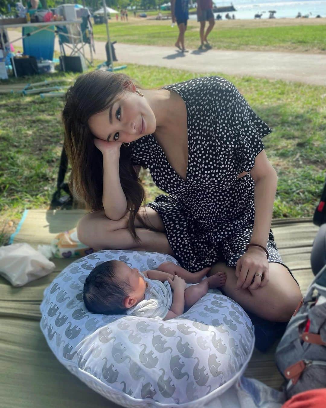 里海のインスタグラム：「☀️☀️☀️👶🏻 もう少しで1ヵ月が経ちます✨ 私は彼の公的手続きに追われています💪🏻 彼には色々な経験をしてもらいたいです😊  子供を産んでから変わったことは… 今までホラーやミステリー映画が 大好きだったのに… なんでも自分の息子に置き換えて 考えてしまい 怖くなって 見れなくなってしまったことです🥲  彼のクッションは @boppycompany のものです✨ 色々な、パターンのカバーがあるので 楽しめます🥰  #生後28日」