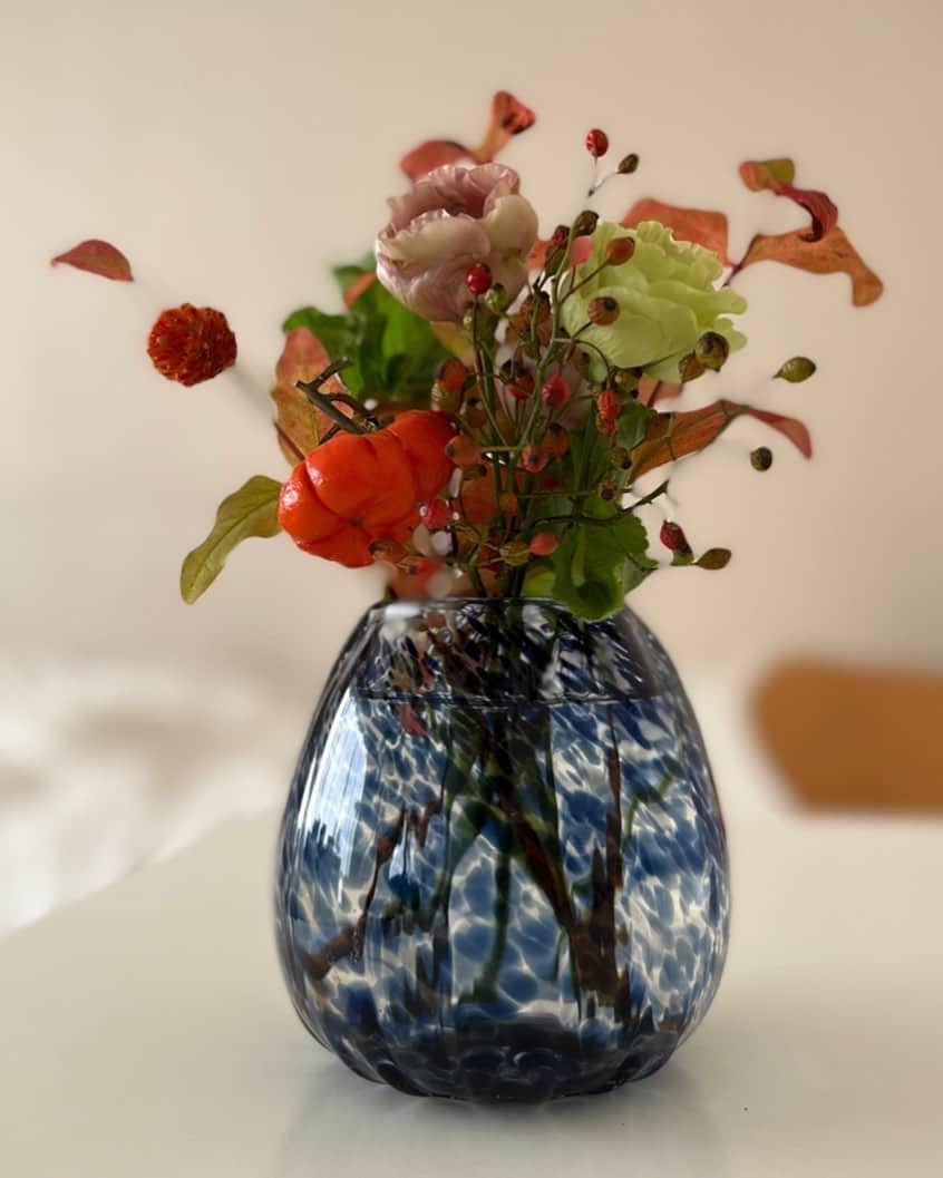 岡田美里さんのインスタグラム写真 - (岡田美里Instagram)「自作したガラスの花瓶に ハロウィンカラーのお花を挿しました。  トロールビーズの社員旅行で、 ガラスを学びに群馬県のガラス工房に行き 溶けたガラスを吹いて作りました。 10年以上前のことです。  あの頃は全国にスタッフが200人くらいいて、私はギラギラとヘトヘトの真ん中で生きていました。ファッションの賞もいただき全国をまわりました。  一度は代表を退きましたが、またデンマークからオファーをいただいて復帰。有難いことでした。  あれから時代はアプリとかAIとか…。 どんどん変わり、 デンマーク本社も新しい取組みをスタートし、もうすぐ全世界のトロールビーズがShopify(ショッピファイ)というECサイトプラットフォームに移行します。  全世界175か国170万ショップが利用し、ネスレ、ゴディバやコムデギャルソン、ロレアル、ハイネケンなどのグローバルブランドが利用しています。  今日はオンラインミーティングがありましたが、これとLINEを連動するとお客様のご要望や探したいビーズにすぐにたどり着ける、ご質問もAIがお答えして、さらにスタッフに繋がるというシステムが入ります。  LINEで到着日などの問い合わせも出来ますし、愛情、友情、モチベーションアップなどの探し方も出来るようになります。  私も生活と手がける仕事の整理と断捨離をしながら、この変革を受け入れます。 82歳で大ブレークした若宮正子さんのように米マイクロソフトや米アップルの目に留まることはなくても、 自然体で楽しく、わからないことは若い人に聞いて前に進みたいと思います。  まさか自分がと思ったことも、チャレンジすれば出来ることが多いです。 ただし、若い人に助けてもらうこと。  ですから皆様もおじけづに、 変化を受け入れてくださいませ。  #人生は思いがけない事ばかり  #だからおもしろい  #どんなこともいとわず  #睡眠だけはたくさんとって #変化を楽しむ  #上り坂下り坂そうね人生はまさか  #すべてはハッピーにつながっている」10月20日 14時55分 - millieokada