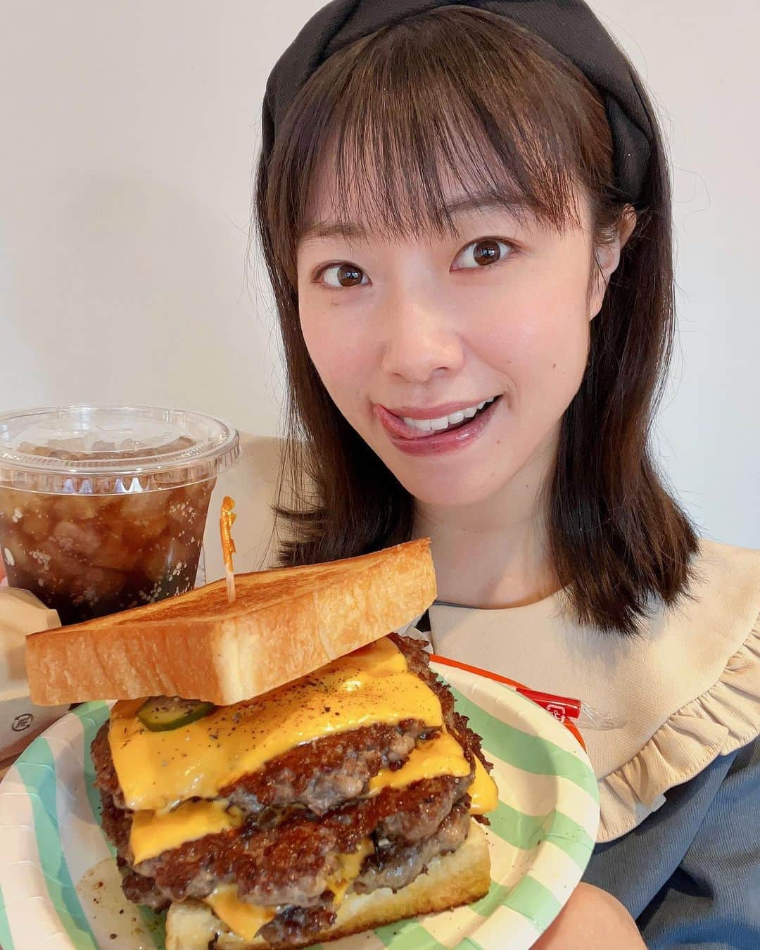 小田飛鳥のインスタグラム：「ここのハンバーガーが最近一番好き⭐︎ 今日は頼まなかったけど、ミルクシェイクもおいちいの🥹 ポテトもめちゃくちゃ好み！ オススメされたスタバのあんバターサンドもサイコー👍🏻💕 #代々木駅 #jbstokyo #ハンバーガー #スタバのあんバターサンド #あんバターサンド #食欲の秋 #😋🍂」