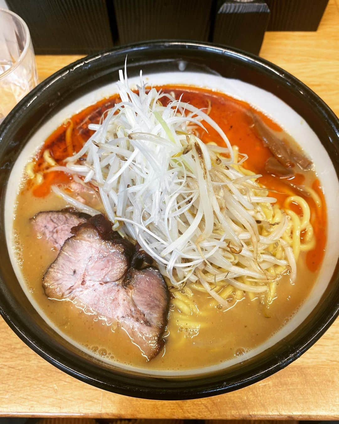 橋口洋平さんのインスタグラム写真 - (橋口洋平Instagram)「ラーメンフォルダに追加された、美味しかったやつ。なんか地理的に全部同じような場所だな。共通してスープはもちろん麺がとってもおいしかったのです  1.麺尊RAGE（西荻窪） 2.味噌っ子 ふっく（荻窪） 3.麺処 しろくろ（八幡山）」10月20日 15時14分 - hashiguchi_wacci