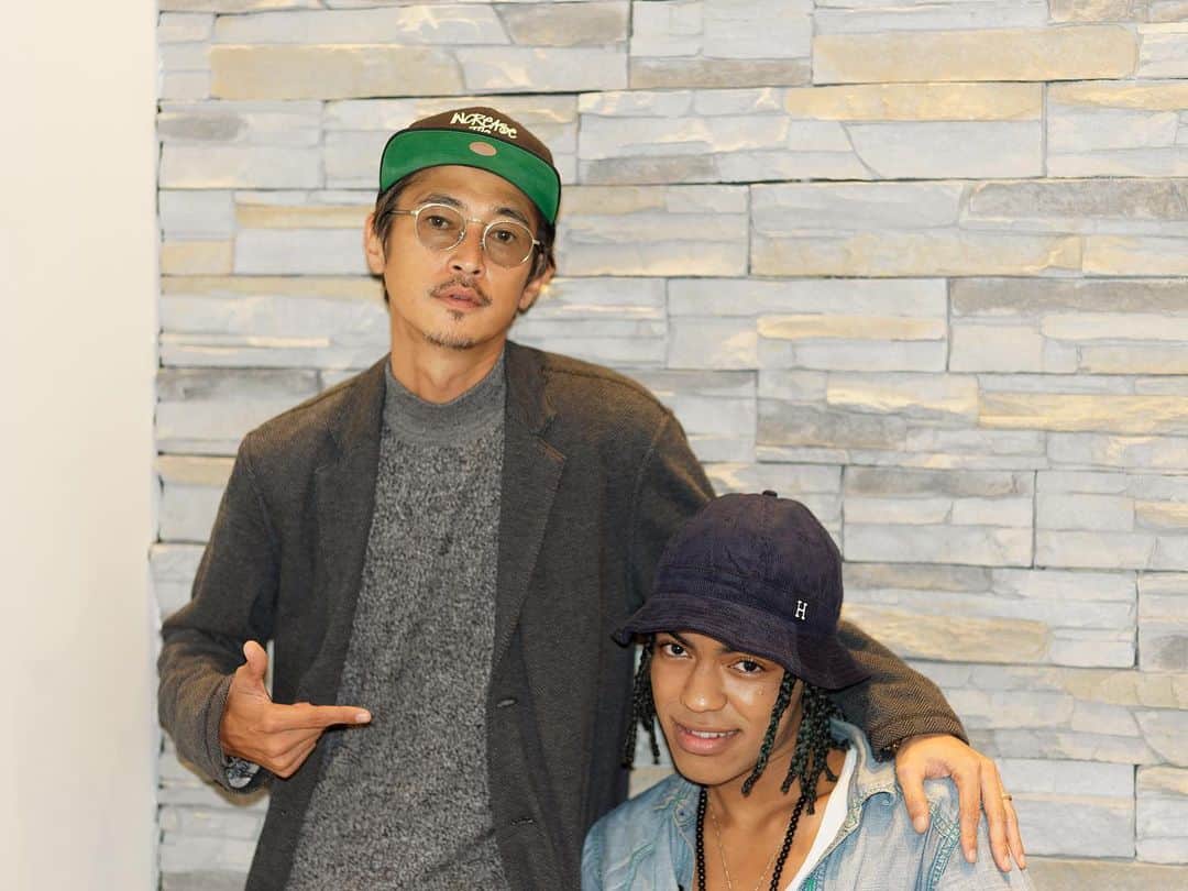 窪塚洋介のインスタグラム：「20人のキュレーターがアーティストをピックアップし、新たな20の楽曲とMVが @AmazonMusicJP で公開されていくプロジェクト 『Amazon Original HEAT』 アーティスト側に極限まで視点を寄せてゆく心意気のあるこの企画に賛同して、キュレーターとして参加させてもらってまーす📣  窪塚洋介がピックアップするアーティストは、 愛流が小学生の頃からの友達w ラッパーの"Ken Francis"。  今回の「Drama」も空気感いいしリリック刺さるので是非聴いてみて🔊  対談記事もEYESCREAM.JPで公開中📲  #AmazonMusic  #AmazonOriginalHEAT」