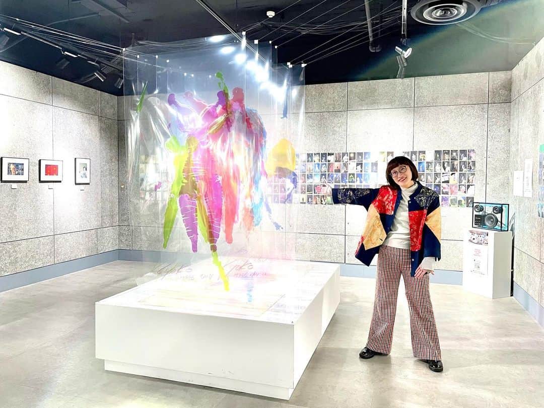 松浦志穂のインスタグラム：「東京タワーでやってるきょんきょんの展示を見に西田氏と。 行った時間帯が良く二人占め空間。写真撮ったら虹が入った🌈コンサート衣装のTシャツリメイクめちゃ可愛かった🤍東京タワー限定の新たな写真Tシャツも買えたし満足🥹  #小泉今日子 #kkppaftertheparty #東京タワーで会いましょう  #23日まで開催中」