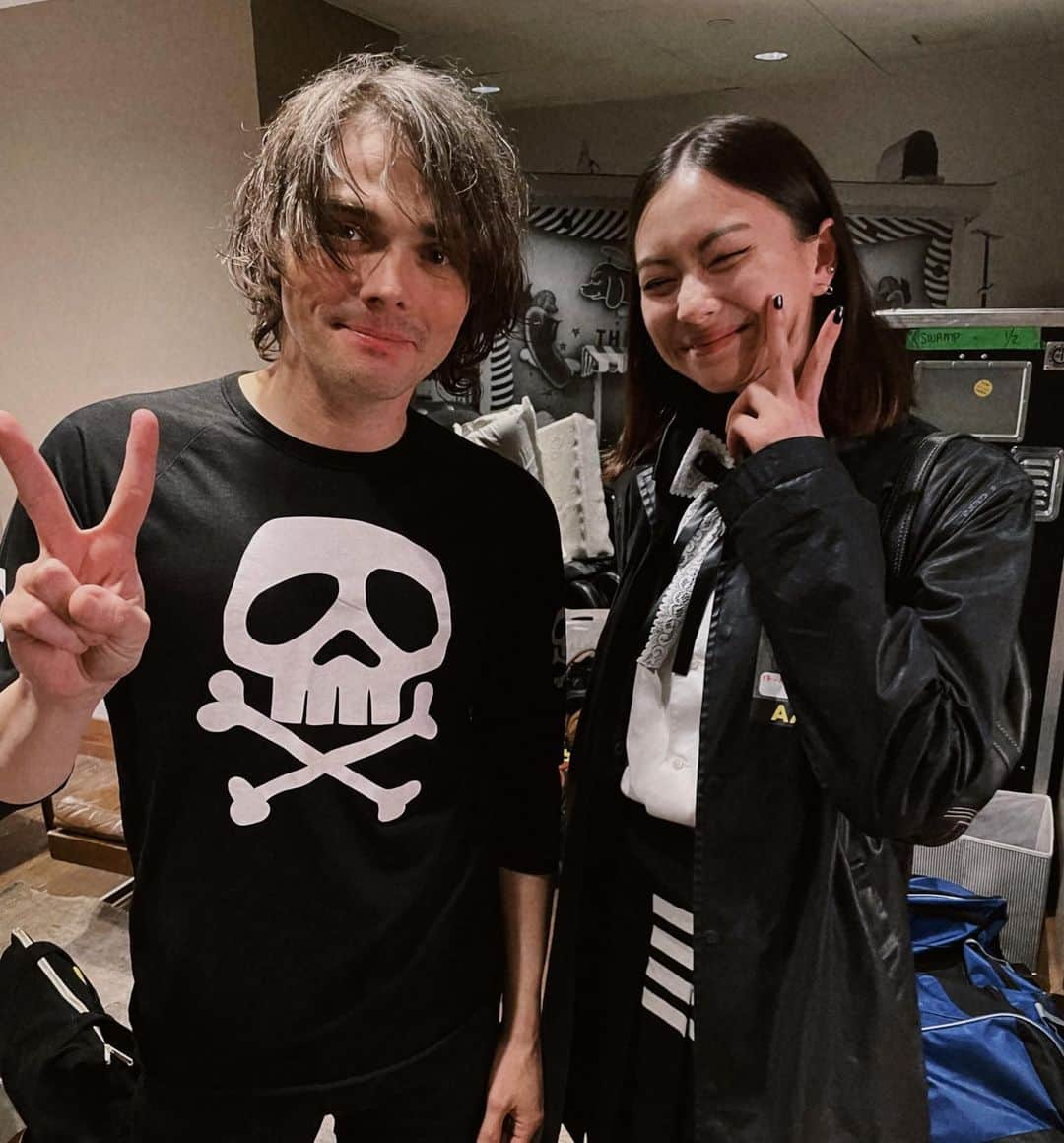 ローレン・サイさんのインスタグラム写真 - (ローレン・サイInstagram)「WHEN I GROW UP I WANT TO BE NOTHING AT ALL  (it’s hard to find words that do justice to how inspiring @gerardway is. i’m so grateful to have met and MCR will always be in my heart 🖤!!)」10月20日 15時50分 - laurentsai