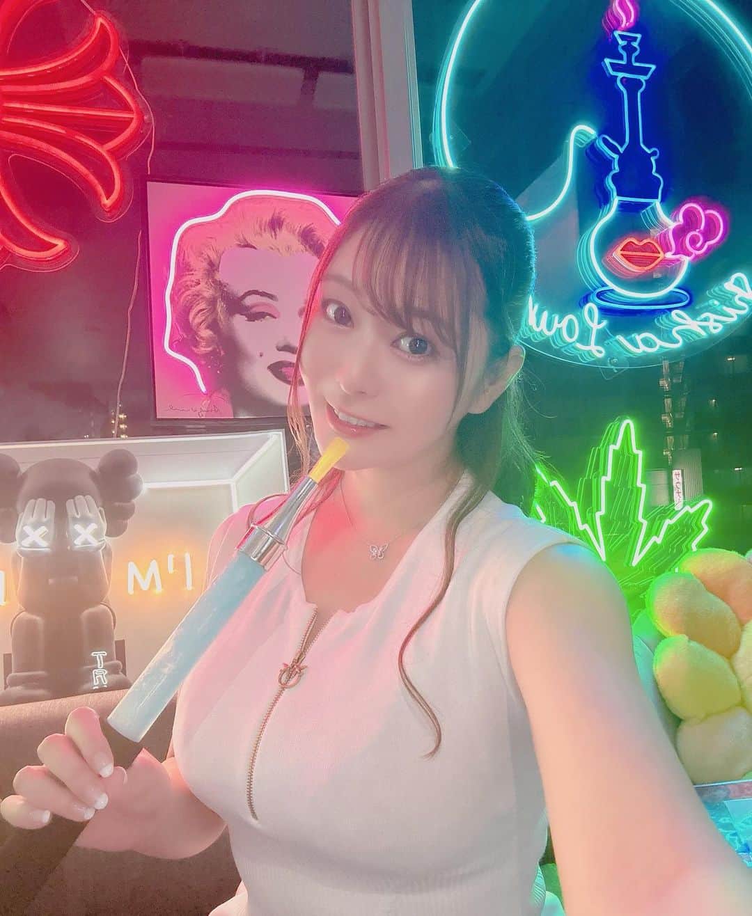 のインスタグラム：「オシャレなシーシャ屋さん✨ シーシャ美味しいし可愛い写真撮れるしとってもオススメ😊✨ #葵百合香 #AV女優 #セクシー女優 #高身長 #巨乳 #熟女 #人妻 #シーシャ #チル #六本木シーシャ」