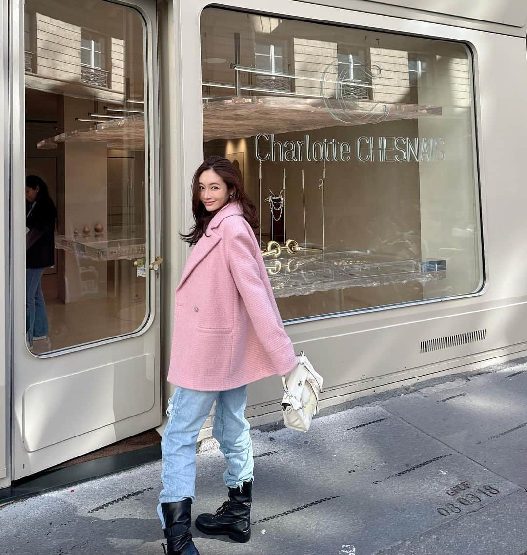 Reikaさんのインスタグラム写真 - (ReikaInstagram)「Everything and everywhere is photogenic in this city 🤳✨  #ootd Coat @chanelofficial  Cardigan @celine  Tank top @searoomlynn_official  Jeans @yanuk_official  Boots @celine  Bag @hermes   #paris #pinaultcollection  #cedricgrolet  #kellyinandout #kelly25」10月20日 16時01分 - reikamarianna