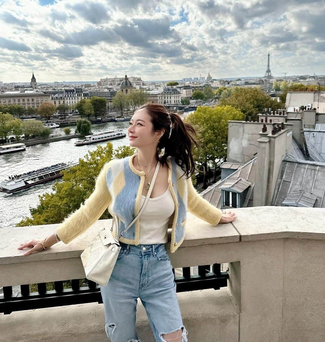 Reikaさんのインスタグラム写真 - (ReikaInstagram)「Everything and everywhere is photogenic in this city 🤳✨  #ootd Coat @chanelofficial  Cardigan @celine  Tank top @searoomlynn_official  Jeans @yanuk_official  Boots @celine  Bag @hermes   #paris #pinaultcollection  #cedricgrolet  #kellyinandout #kelly25」10月20日 16時01分 - reikamarianna