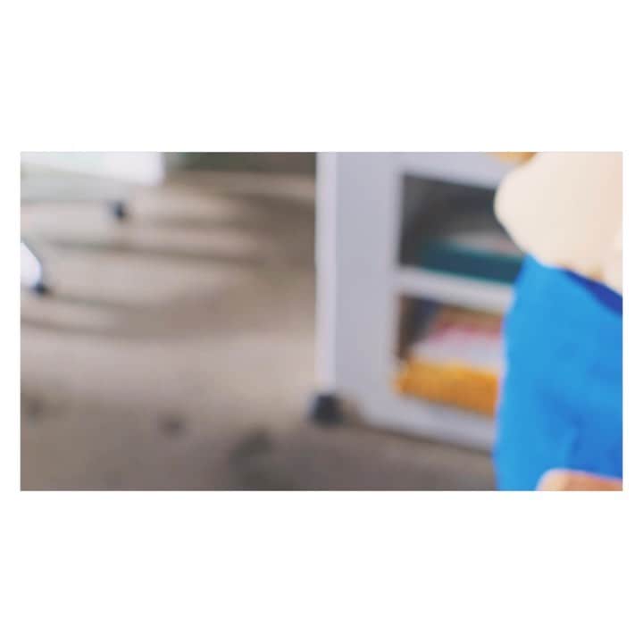 福原遥のインスタグラム：「. この度#カルビー #じゃがりこ  イメージキャラクターに就任させて頂きました☺︎  私自身、昔からじゃがりこが大好きなので、お話を聞いた時は嬉しくて嬉しくて舞いあがってました🥰 そして昔からじゃがりこCMに憧れていたので、友達と真似した動画をよく撮っていたんです✨ なので2枚目3枚目は、2年前に友達と撮っていた動画を載せちゃいます！笑 NGテイクもありです😂  その練習の甲斐もあり、撮影は上手くいったんじゃないかと思ってます😏✨笑  #尾崎由香 さんと一緒に出演させて頂いた「#あげりこ 社会人」篇CM、もう観て下さいましたか？  もう1つ女子校生編があるのですが、こちらに出演しているのは#凛美 ちゃんと#平澤宏々路 ちゃんです✨ 社会人篇の駅のフォームにも出演してくれています✨  今回のテーマは【#あげりこ 】 「#じゃがりこ 」のパッケージのフタにメッセージを書くことができて、身近な人に気軽に気持ちを伝える1つの手段として、「お誕生日おめでとう」「お仕事お疲れ様！」「ゆっくり休んでね！」など日常のちょっとしたシーンで「じゃがりこ」をあげる「あげりこ」か出来るんです✨ 是非お友達・ご家族・学校・職場など沢山の人に「あげりこ」してみて下さい🎁」