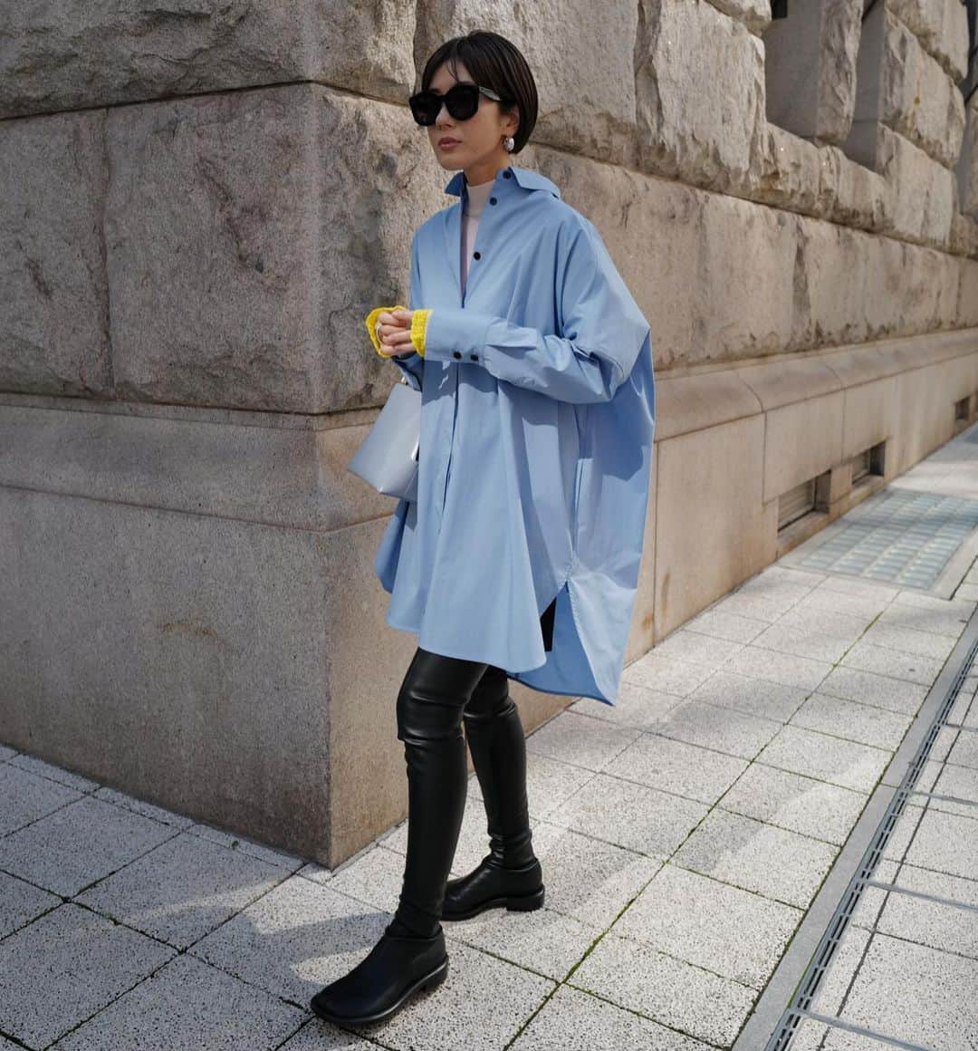 正中雅子のインスタグラム：「FALL WINTER collection🌾  最初にご紹介したいのは、オーバーシャツ👔ベーシックながら素材感はハリがある生地を使用し、大胆にドロップショルダーに切り替えは落としルーズなんですが キッチリ感も女性らしさもある1枚に仕上げました。  分量が多いので、ボタンはブラックで引き締めて、でも前立てをつけてミニマムなデザインに！  今シーズンは、ロングブーツやニーハイブーツが履きたくて ワンピースやシャツの丈感のバランスもそれに合わせました☺︎  ミニワンピっぽく着たり、パンツやスカート合わせもおすすめです！  このサイドから見たゆるっがたまらない🤤  このスタイリングにはインナーにはハイネックニットをレイヤード🍋  10/25 tue 14:00 start-  #MACHATT #masaco服」