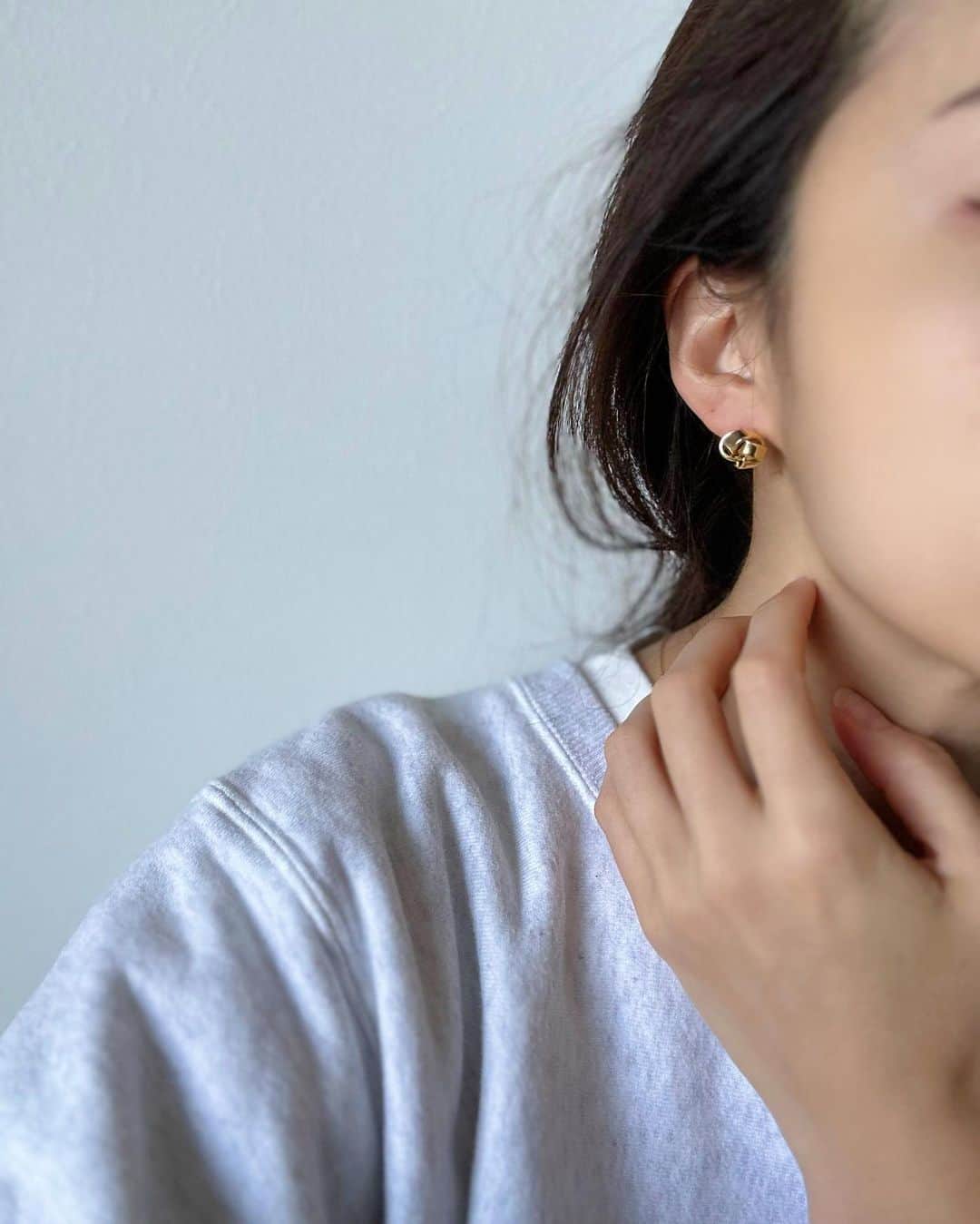 のインスタグラム：「一目惚れしたピアス。 ちょこんと。感がたまらん♡  @richwit.shop ・ ・ ・ #richwit #インポートアクセサリー #ピアス #ゴールドピアス」