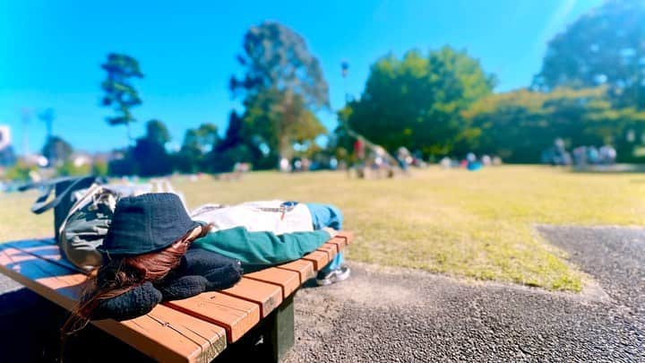 弘松芹香のインスタグラム：「ものすごくいい天気の日。 全力昼寝した😋😋☀️ 　 あとで動画見返して思ったけど、 ほぼ「カワイイ〜」しか言ってなくてウケる笑笑」