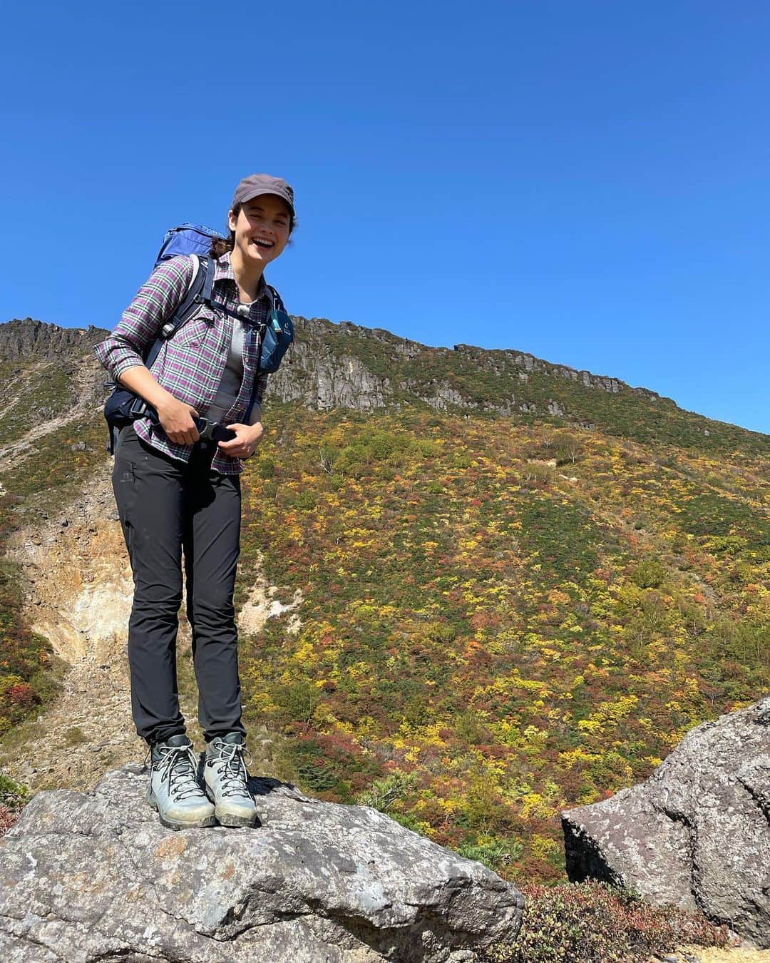 仲川希良のインスタグラム：「安達太良山を歩いたにっぽんトレッキング100の再放送があります！ ・ 撮影は去年の10月頭 登るほど華やかさを増す紅葉に 終始心浮き立つ山歩きでした ・ 番組のテーマは"歩いてしか行けない絶景の秘湯" お馴染みくろがね小屋の温泉はもちろん ヘルメット着用のワイルドな野湯もご紹介していますよ〜 ・ ・ にっぽんトレッキング100 SP 「歩いてしか行けない絶景の秘湯2021」 ・ 10月21日金曜 NHK BS4K  午後3時00分～ 午後4時30分 ・ 10月27日木曜 NHK BSプレミアム  午後4時01分～ 午後5時31分 ・ ・ くろがね小屋の投稿によると紅葉はもう小屋の下の標高に移ったようですね！ @kurogane_goya  ・ 撮影時に前泊させていただいたお宿は花かんざし @oyado_hanakanzashi  風情ある建物の一階にカフェや自然センターが新設されたそうです 行かれる方はぜひ♩ @okatoyama_cafe.store  @adatara_nc  ・ ・ ・ #⛰ #♨️ #登山 #トレッキング #ハイキング #山旅 #紅葉 #温泉 #福島 #安達太良山」