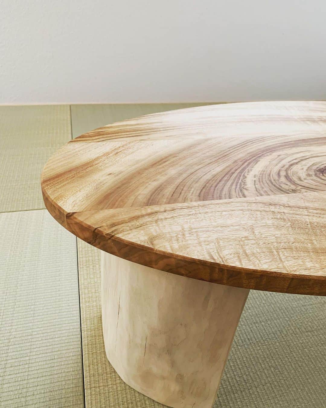 木の家ミヤシタのインスタグラム：「完成した木の家の和室用にと、座卓を作りました。  神戸市長田区の街路樹だったクスノキを天板に、同じく須磨区で危険木として伐採されたナナミノキを脚に加工しました。  どちらの木も個性が違って、素敵ですね♪」