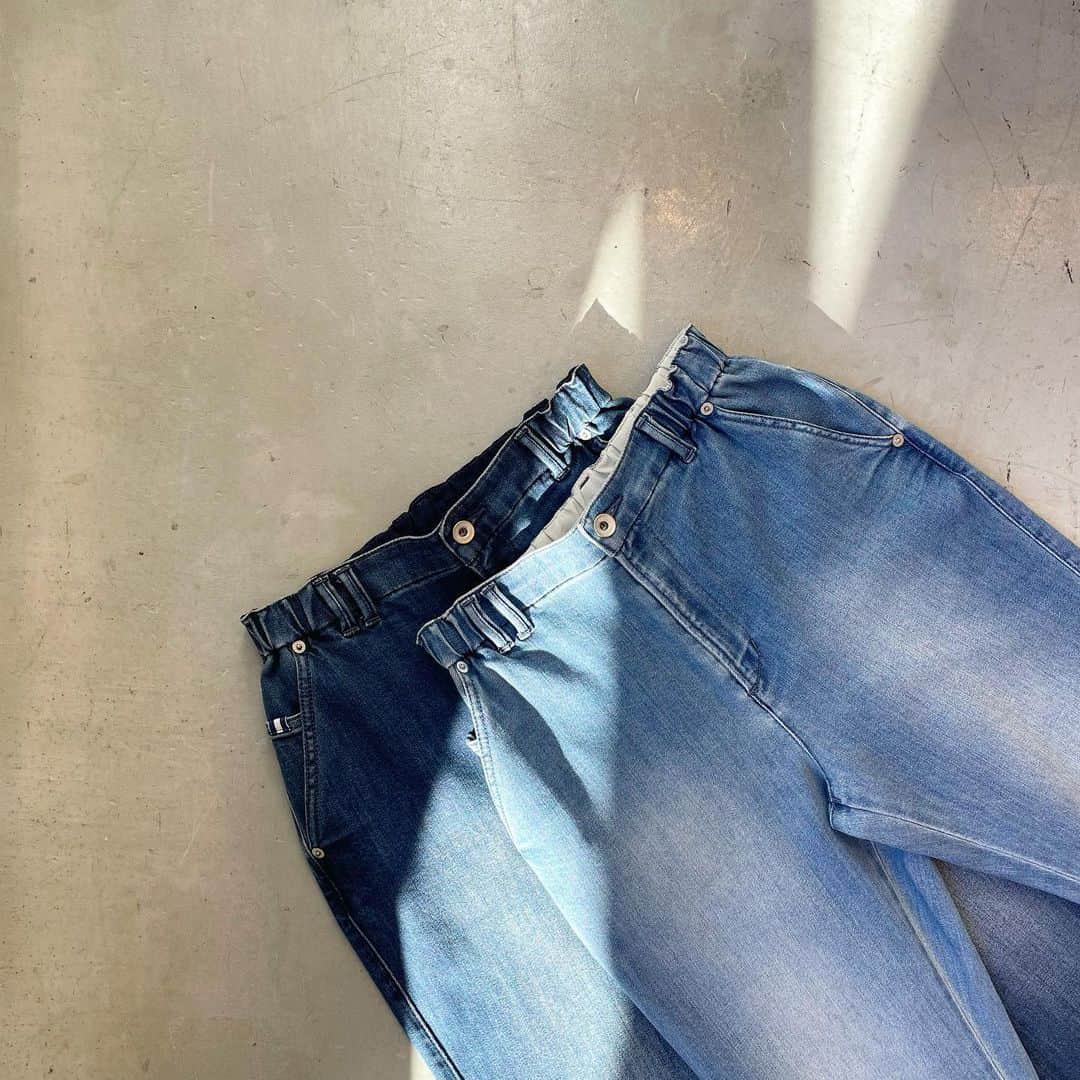 Moname Official Instagramのインスタグラム：「. EASY SLIMのシルエットがベースとなっているので、 きれいめ見えも叶えながら イージーパンツなので快適な履き心地に🌿 . DENIM RELAX SLIM No.41122101 Col.BLU/LBL ¥17,600 . #moname #22aw #デニム #コーデ#モナーム #instagramfashion #denim #moname_code #jeans #デニム#ストレッチデニム」