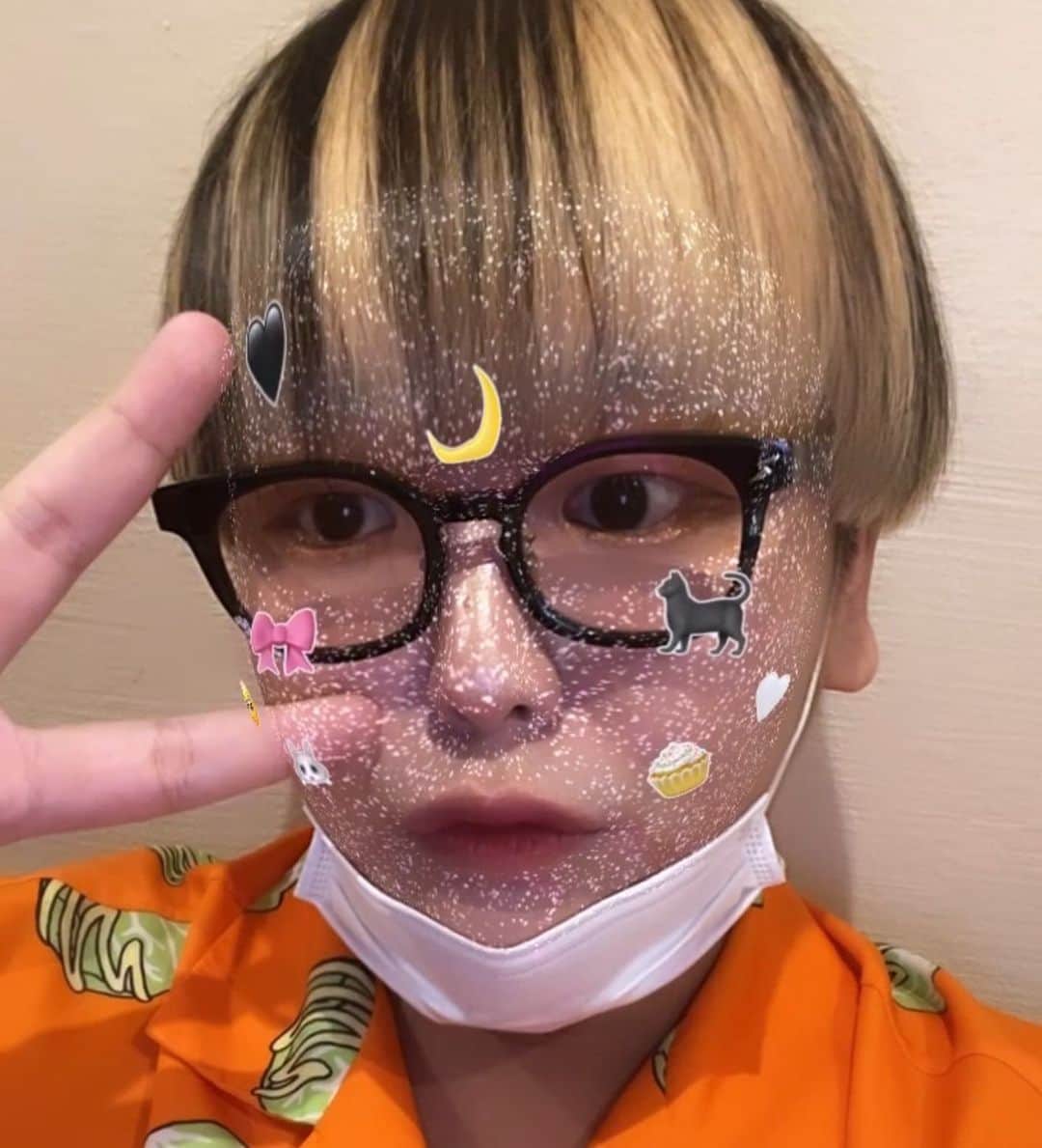 ぴぐもんのインスタグラム：「私は数々のいろんな髪色やってきたんだけど、結果これが1番好評だったなぁ💡  これはブリーチしてそのまま放置よいしょー！ってやつ🙆‍♀️(それってどんななん🤣)  次はまたこれやりたいな♪  #可愛こぶった澄ました表情  #やめなよ  #やめないよ？  #やっぱやめよ  #ネガティヴ  #あのさ」