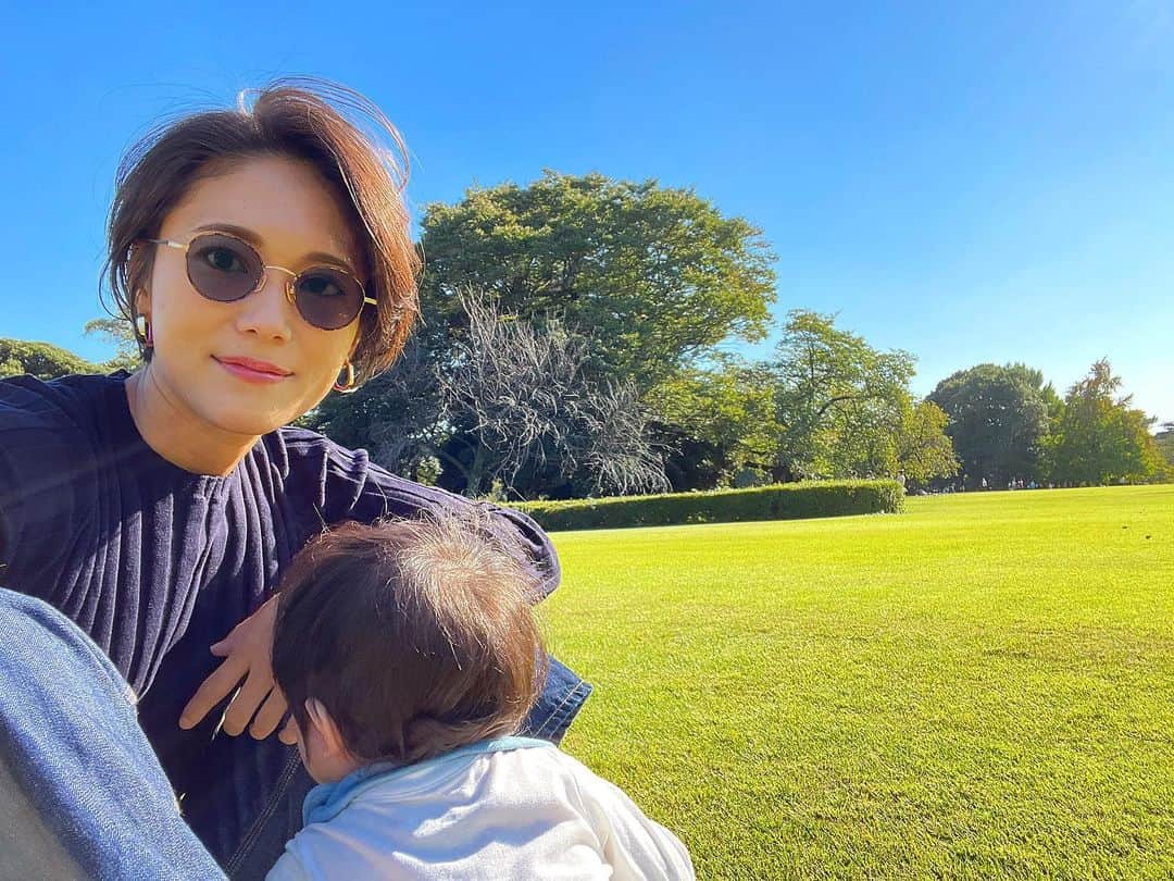 のインスタグラム：「. 息子がついに よちよち歩きを始めました!! 芝生の広〜い公園なら 歩く練習も出来ちゃうし 転んじゃっても大丈夫✌︎✌︎✌︎  #でもまだハイハイが好き #ハイハイでどこまでも行く」