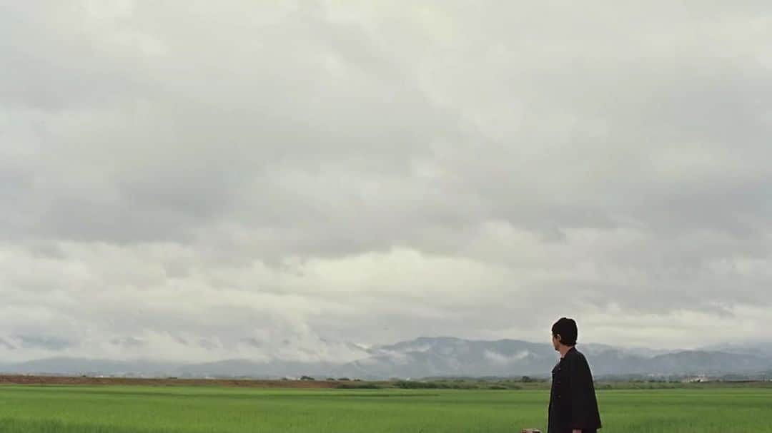 のインスタグラム：「森山直太朗 20thアニバーサリーツアー『素晴らしい世界』in 佐渡島  📆10/20(木)22:00~ 📣“全国一〇〇本ツアー”(前篇)佐渡ヶ島公演のLIVE&ドキュメントをお届け🎥 https://spaceshowertv.com/sp/program/special/2210_moriyamanaotaro_live.html ⏰23:30~ └Precious Live in 大阪 ⏰25:00~ └MV特集」