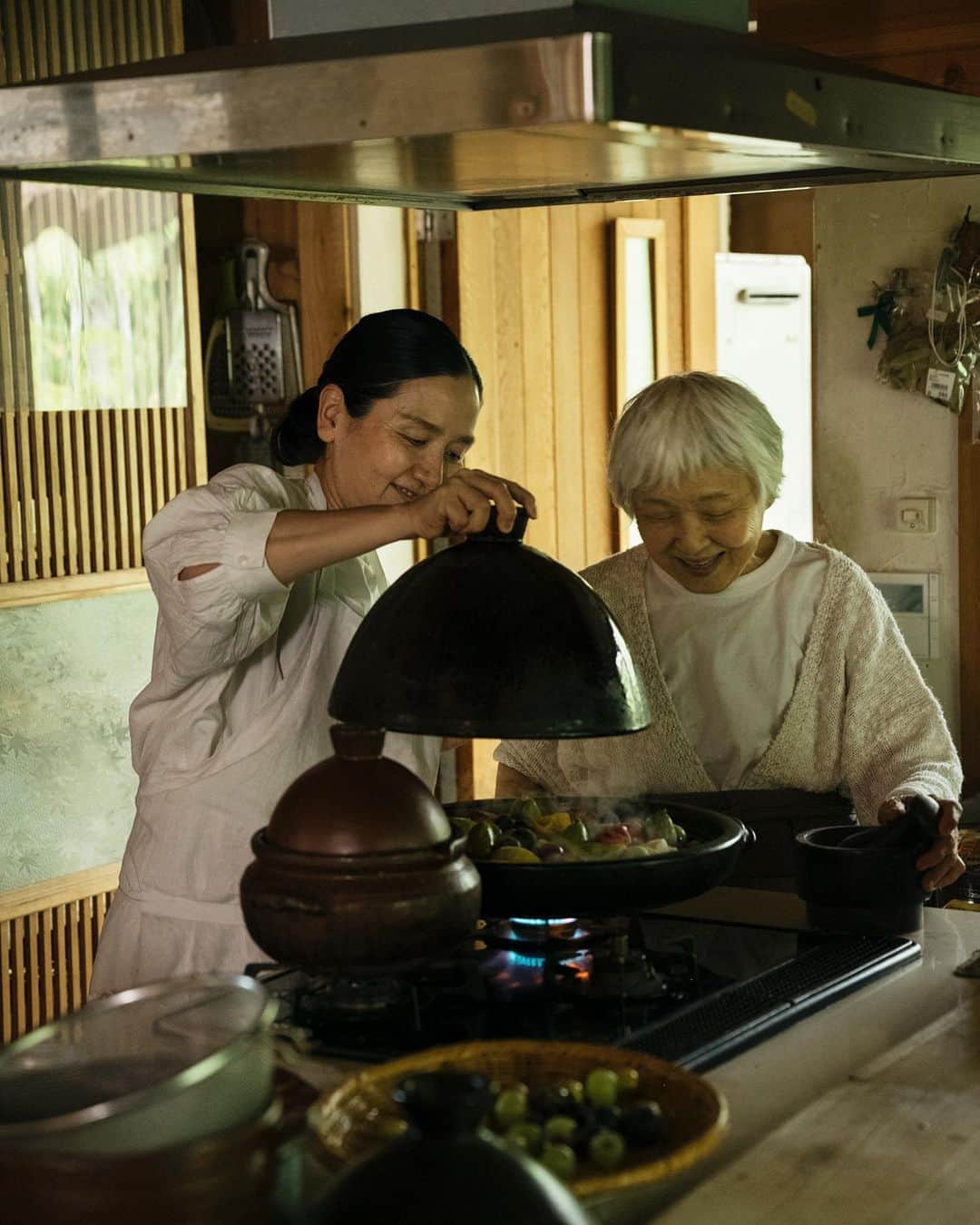 Wakana Babaのインスタグラム：「天然生活12月号で、渡辺有子さんが土鍋作家の大蝶恵美子さんを訪ねて大蝶さんの土鍋で料理を。 80代とはびっくりのお元気さと食いしん坊さが最高な大蝶さんご自身も、作る土鍋も、魅力的で、有子さんの即興料理も楽しく、嬉しい撮影でありました。 ライターは田中のり子さん。 #wakanababaworks」