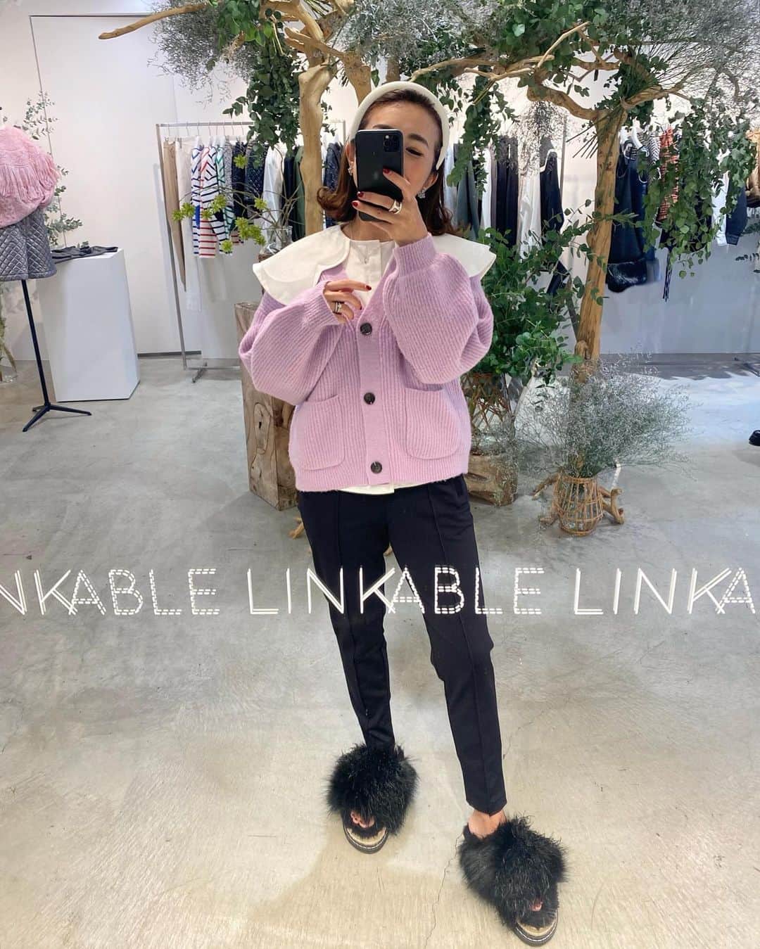 Mai Wakimizuのインスタグラム：「本日よりLINKABLE popup shopが神戸北野で始まりました♡店内のディスプレイもお洋服も特別可愛く仕上がっています＼(^o^)／初日の今日はメレンゲブラウスにイージーパンツの制服コーデでした♡これにリャマカーディガンを合わせたらめちゃくちゃ可愛くなった♡ 今日はopen前から沢山の方にお並び頂き店内が大パニックで、フィッティングやレジをお待たせしてしまった方も多かったと思いますが、皆様心温かい方ばかりで本当に有難うございます（；＿；）明日もopenからお待ちしておりますので、是非遊びにいらして下さいね♡♡ cardigan:#linlable @linkable_official(popup先行発売) tops:#linkable @linkable_official(今夜20:00〜予約販売開始) pants:#linkable @linkable_official(今夜23:59まで予約販売中) ------------------------------ 【popup shopのご案内】 日時:2022年10月20日(木)〜25日(火) 11:00〜18:00(最終日25日は17:00close) 場所:FLORE ARTIST GALLERY (フローラ アーティスト ギャラリー) 神戸市中央区山本通1-7-9  東急プラザブーミン北野1F JR/阪急/阪神「三宮駅」より徒歩8分程度 ------------------------------ #LINKABLE#リンカブル」