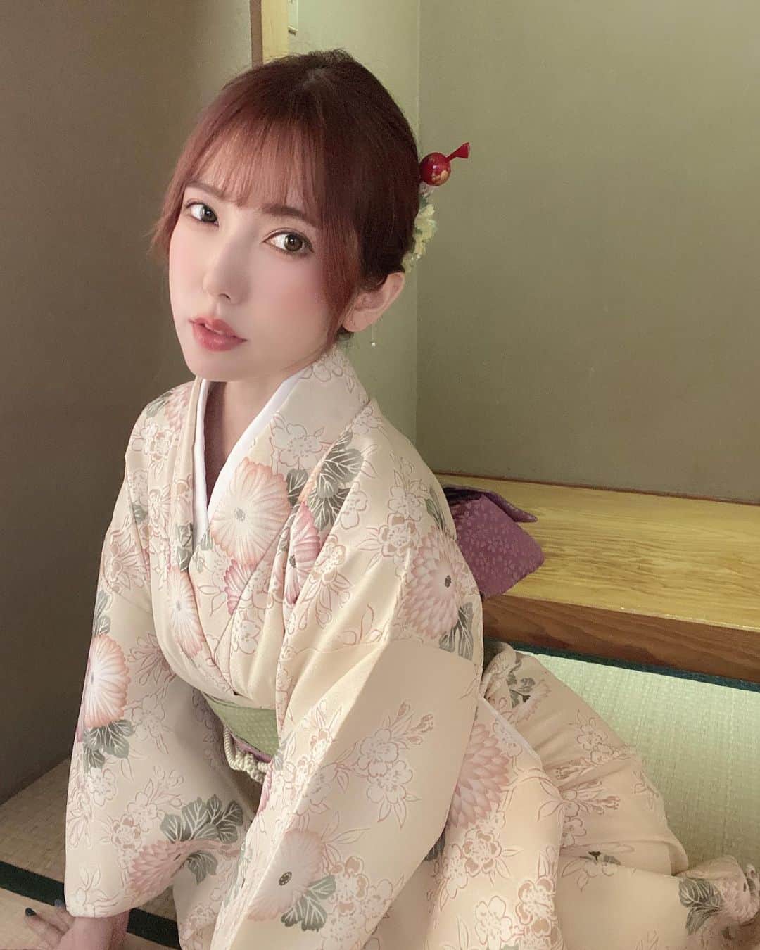 セクシー女優の波多野結衣さんのインスタグラム写真「いつもお世話になっている週刊大衆さんのグラビア撮影の時の写真🐻🌈..週刊大衆 グラビア 着...