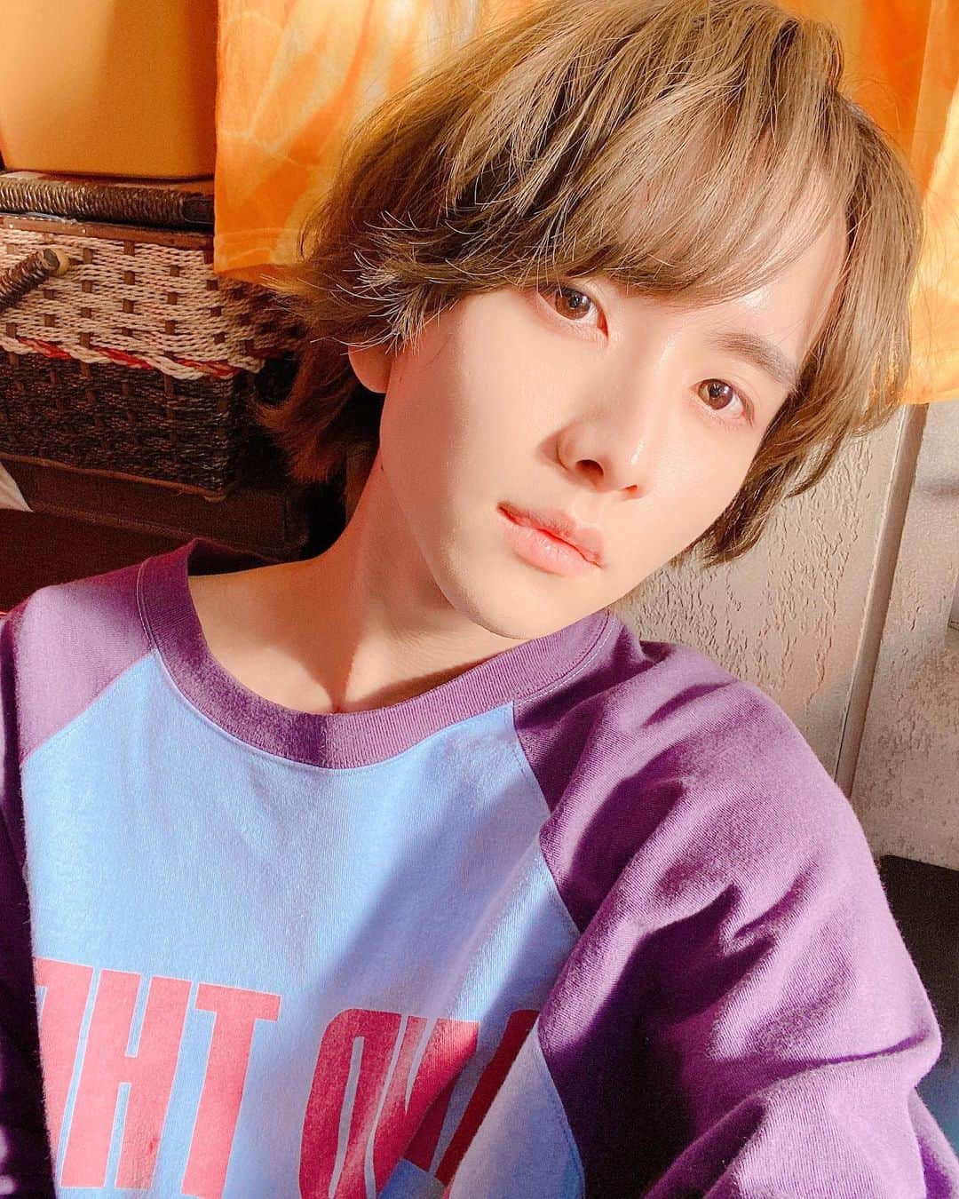 のインスタグラム：「silent本日第3話です。 今回もまたまた何か起きます。 光も渦中の男(?!)と化すのかは観てのおたのしみ。  光部屋のライティングで自撮りしたら爆盛れたので置いておきます。」