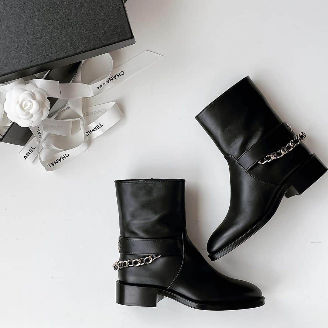 喜田彩子さんのインスタグラム写真 - (喜田彩子Instagram)「⁡ 今年のboots🤍🖤 ⁡ 올해의 부츠👢 ⁡ ⁡ #チェーンは取り外し可能 #chanel #boots #chanelshoes #shoes #샤넬 #샤넬신발 #샤넬부츠 #부츠 #シャネル #シャネルブーツ #シャネルシューズ #お買い物」10月20日 18時09分 - ayacokida