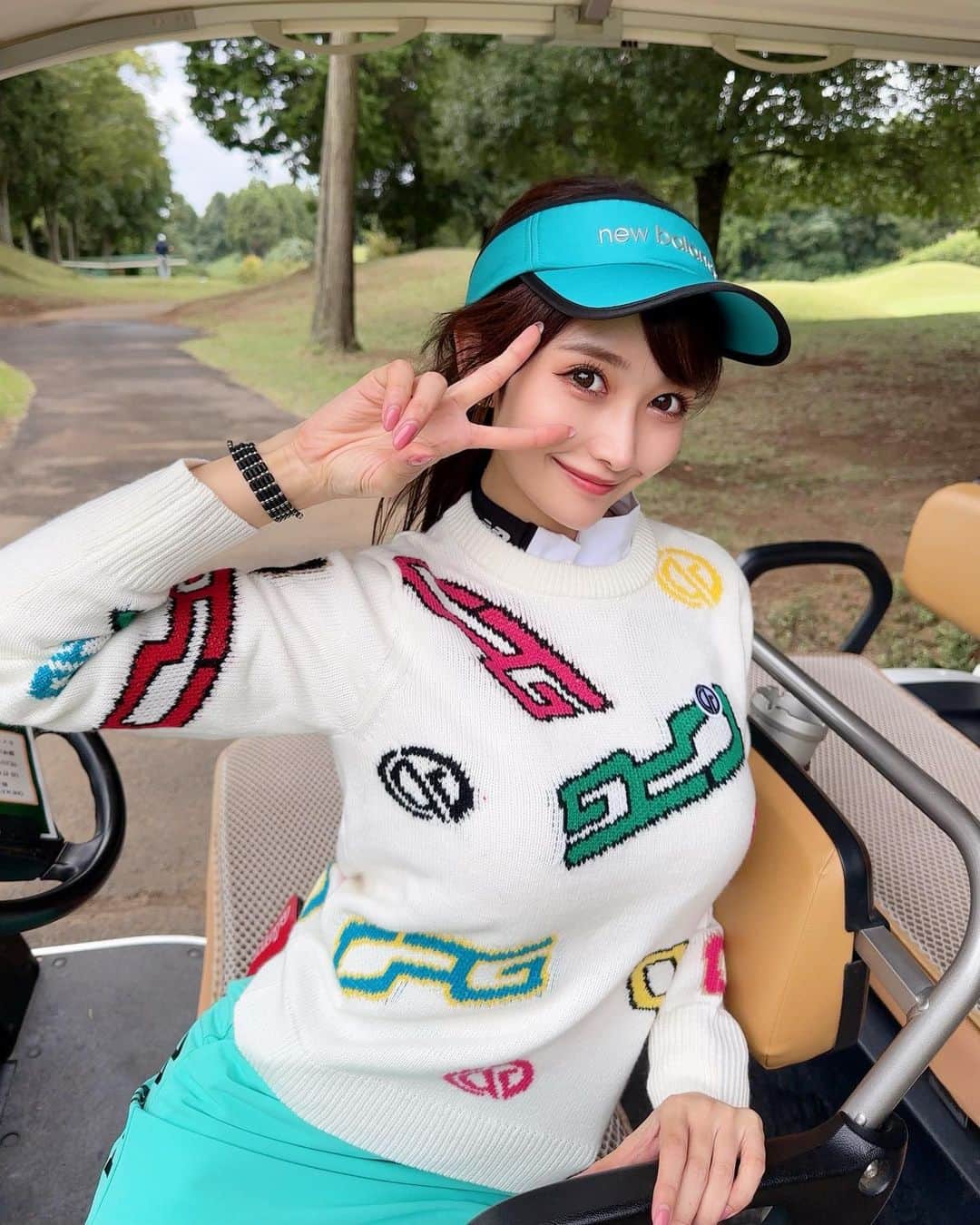 のインスタグラム：「. みて〜🥳手元に注目〜✨ CPGGOLFから管理医療機器認証を得た 磁気ネックレスブランド「MgOn」が発売されたので、ラウンドの時に着けてみたよ🥳 @cpggolf_official  . これ、ネックレスにもブレスレットにもできるの！ ラウンドでの首や肩のコリを改善する効果も得られるみたい⛳️✌🏻 . カラーもいくつかあって、私はBlack×Silverを選んだよ🖤 シンプルでかっこよくて どんなウェアの時につけてても邪魔しないのが良い☺️✨ 女性にも男性にも👍🏻 . カラフルなロゴニットも @cpggolf_official のもの💙 かわいーでしょ🥳🥳 . . #ゴルフ女子#ゴルフ#ゴルフウェア#シーピージーゴルフ#磁気ネックレス#golf#golfwear#cpggolf#golfclub#golfcourse#golflife#golfgirl#newbalance#newbalancegolf#mgon」