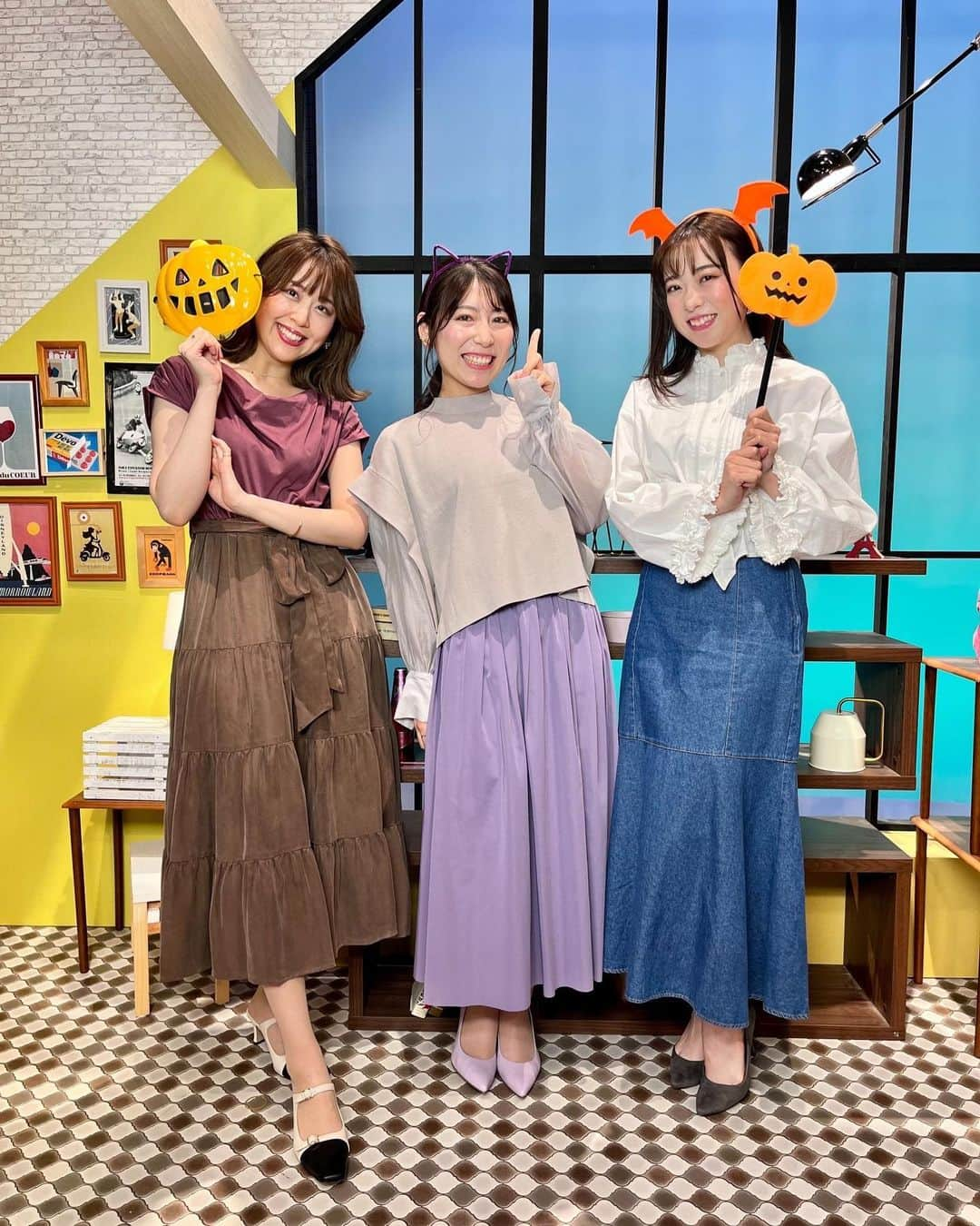 磯田彩実のインスタグラム：「. 今晩もあります、 a-time🎤  wbsのあとすぐ22:58から📺💕  きょうも次回の収録でした😊  #tvh#a_time #アナウンサー#中村秋季乃#深澤朝香#磯田彩実 #wbs#終わったらすぐね #outfit#herlipto #ハロウィン」