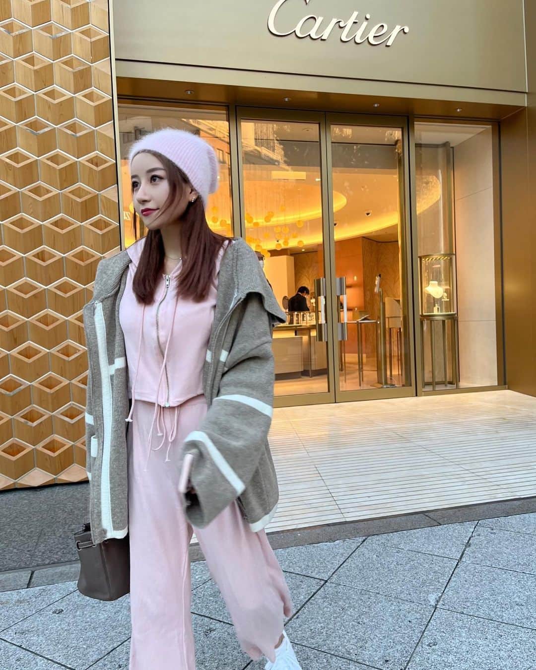 小川真琴さんのインスタグラム写真 - (小川真琴Instagram)「今日はピンクの人🦄💖 こうゆうラフな服装が1番好き🫶」10月20日 18時38分 - mau.0212