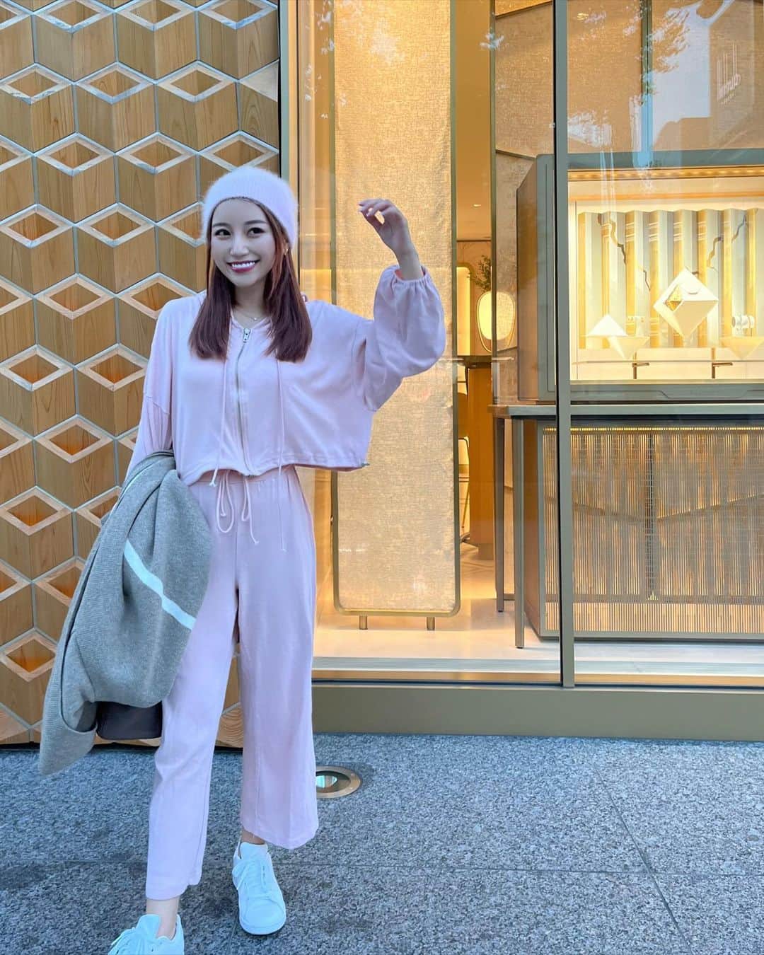 小川真琴さんのインスタグラム写真 - (小川真琴Instagram)「今日はピンクの人🦄💖 こうゆうラフな服装が1番好き🫶」10月20日 18時38分 - mau.0212