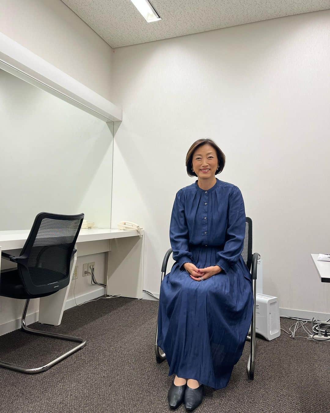 のインスタグラム：「テレ朝ワイドスクランブルでした。 楽屋にて。  やっぱり衣装はスースーした生地が好きです。  番組最後のコーナーで 今晩始まるドラマ番宣。 中井貴一さんと岡田将生さんいらしてました。  中井貴一さんと目が合うたびにドキッとした可愛い55歳の私です。  #ワイドスクランブル」