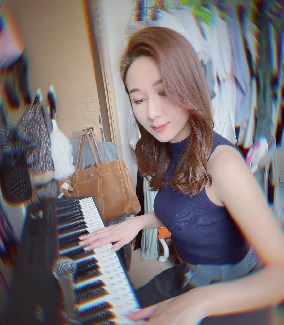Chloe Yuenのインスタグラム：「Tell me  what song you wanna hear me sing?  唔好怕羞 請點歌 🤣 #nameasong」