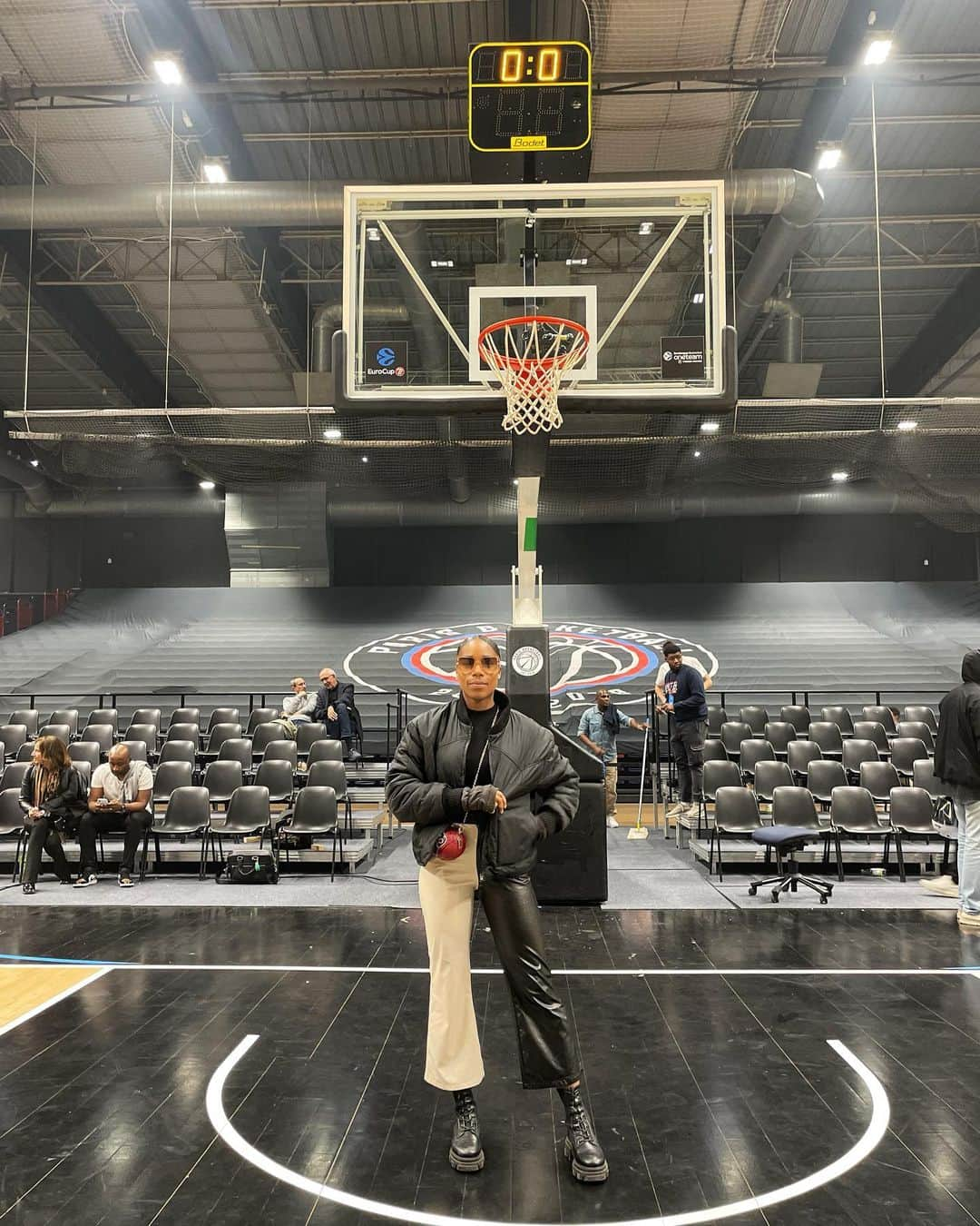 ステラ・アカクポのインスタグラム：「Passion sport, everywhere ❤️‍🔥  Yesterday night for eurocup 🏆 Paris 🆚 Hapoel Tel Aviv 🏀  Get your head out of your sport to see what is being done elsewhere in other disciplines and let me pose as if it was me who played all the night, bye.」