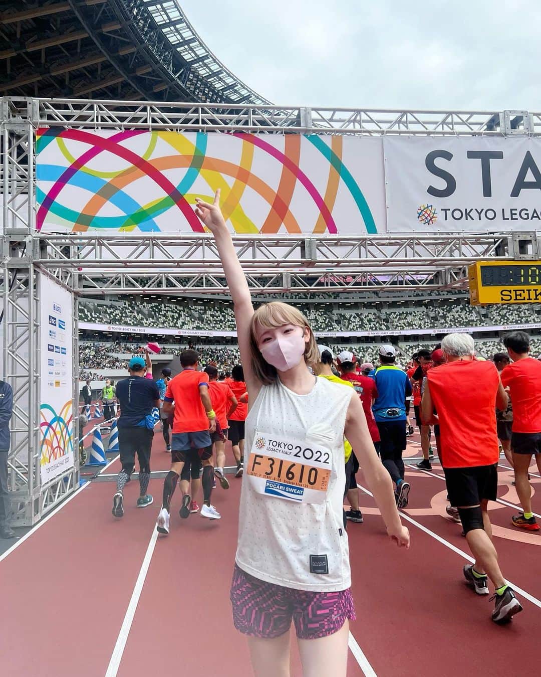 志村美希のインスタグラム：「⁡ もちろんハーフなんて走ったことなくて不安だったけど、 普段見てる東京の街並みとは違った景色で とっても新鮮であっとゆうまに終わってた🏁！  ⁡ 私みたいにハーフ走ったことない方でも エントリーしやすいと思う💪🏻✨ 来年も出たいナ😼  ボランティアの方や沿道の応援、 参加者同士で声掛け合う感じ、すごく力になった☺️  ⁡ #東京レガシーハーフ#TokyoLegacyHalf#PR」