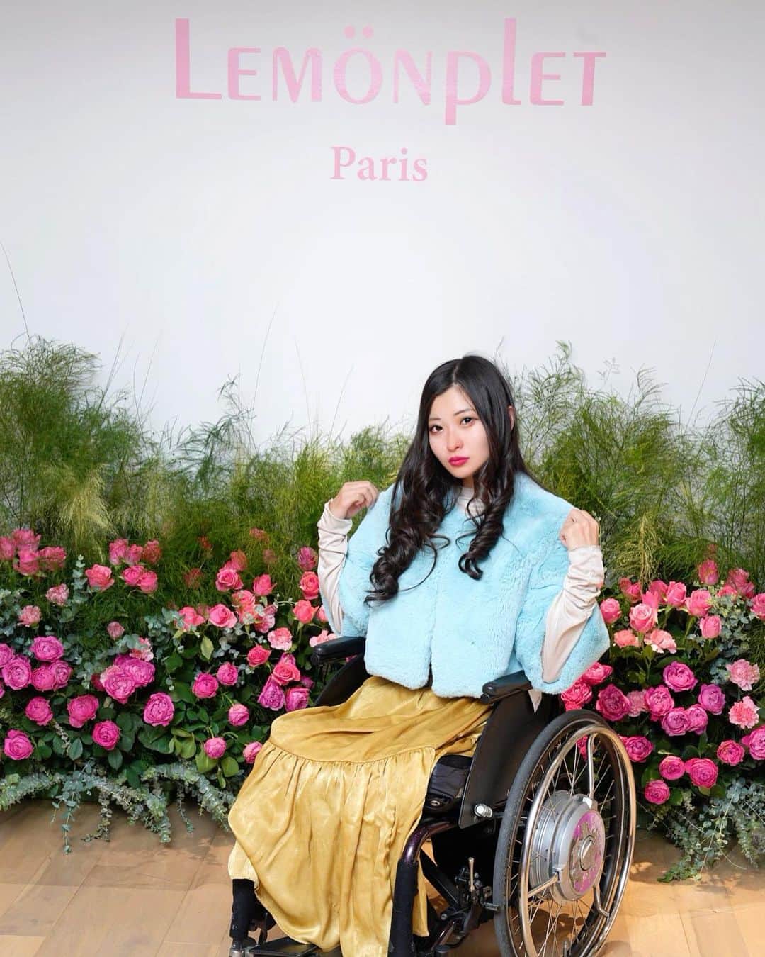 葦原海のインスタグラム：「🌹💕 @choyo_lemonplet_japan  レセプションパーティーにきたよ❤︎ 　 パリ発信のファッションブランド🍋 「Lemönplet（レモンプレット）」の 国内初の基盤店が10/22(土)表参道にオープンするよ🥹🎉✨ 　 もこもこカワイイで いっぱいだったぁ〜🥰 　 　 . . .   #fashion #lemonplet #cute #code #fashionblogger #fashionstyle #wheelchair #japanesegirl #wheelchairlife #ファッション #コーデ #レモンプレット #かわいい #レセプション #レセプションパーティー #車椅子 #もこもこアウター #ファー #ファーコート #表参道 #東京」