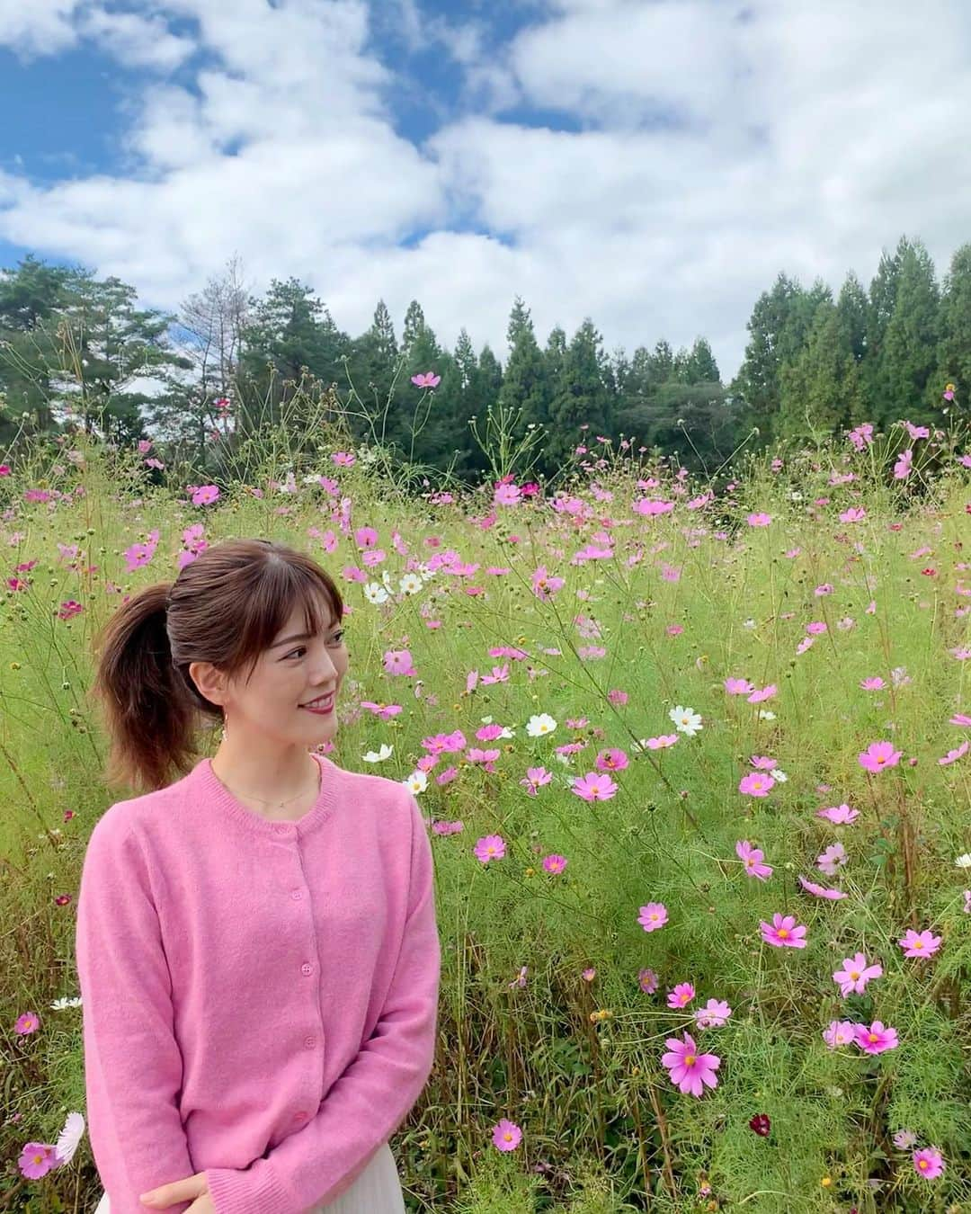 上坂由莉さんのインスタグラム写真 - (上坂由莉Instagram)「⁡ 去年は行けなかったコスモス畑🌸 だんだんくすみががってくる秋カラーの中に 華やかなコスモスピンクはやっぱり可愛い💓 ⁡ 穏やかな顔に見えつつ ハチがいすぎて終始叫んでました🐝笑 ⁡ #コスモス #コスモス畑 #京都 #秋桜 #お花畑 #関西観光 #ピンクカラー #ピンクコーデ #コスモスの里 #週末おでかけ #田舎暮らし #日本の秋 #大阪 #花が好き #季節の花」10月20日 20時00分 - yuri_yoga.727