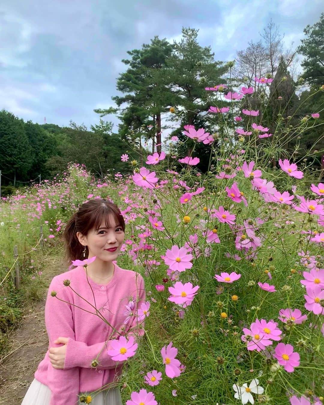 上坂由莉さんのインスタグラム写真 - (上坂由莉Instagram)「⁡ 去年は行けなかったコスモス畑🌸 だんだんくすみががってくる秋カラーの中に 華やかなコスモスピンクはやっぱり可愛い💓 ⁡ 穏やかな顔に見えつつ ハチがいすぎて終始叫んでました🐝笑 ⁡ #コスモス #コスモス畑 #京都 #秋桜 #お花畑 #関西観光 #ピンクカラー #ピンクコーデ #コスモスの里 #週末おでかけ #田舎暮らし #日本の秋 #大阪 #花が好き #季節の花」10月20日 20時00分 - yuri_yoga.727