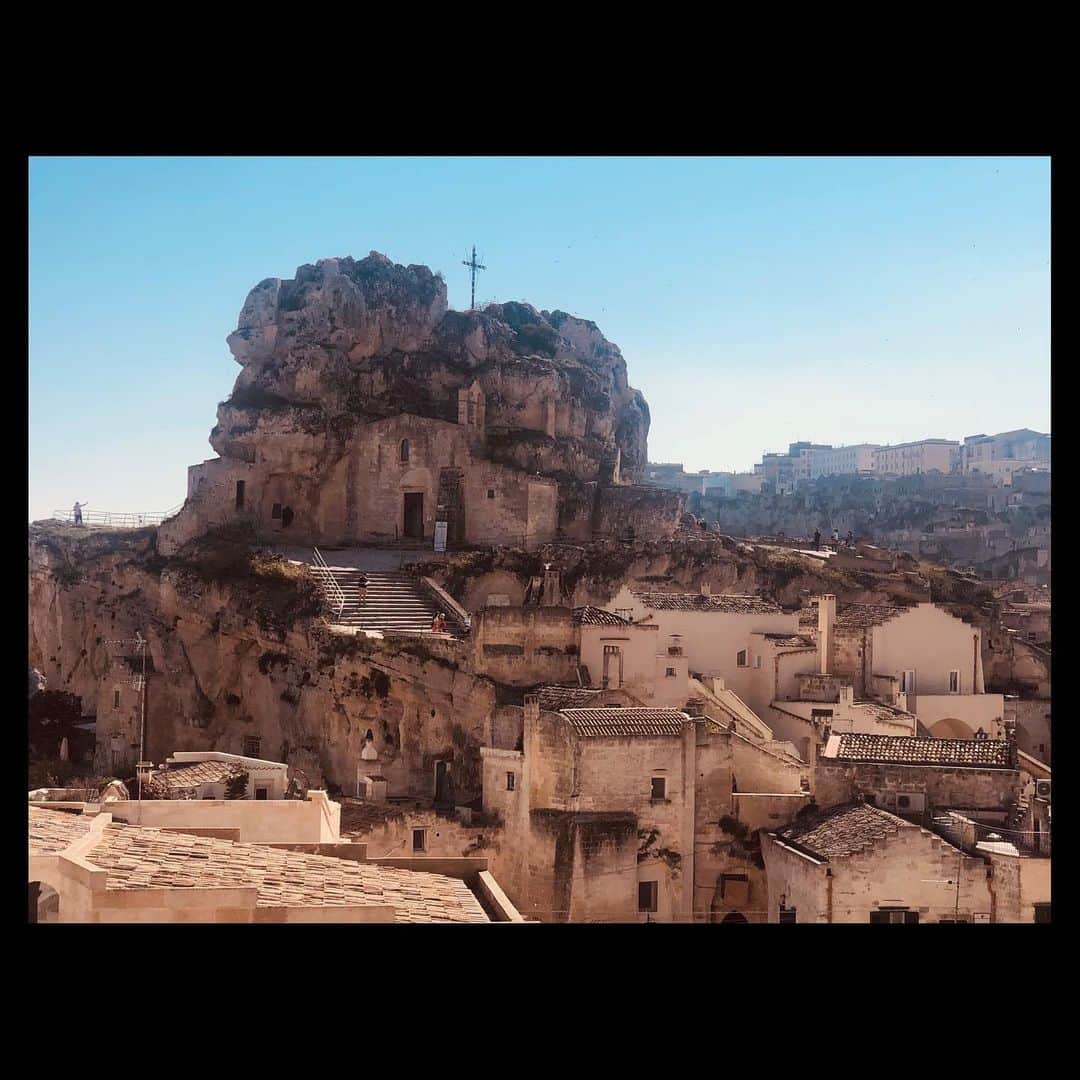 アナベル・ウォーリスのインスタグラム：「Matera is absolutely stunning. 💫」
