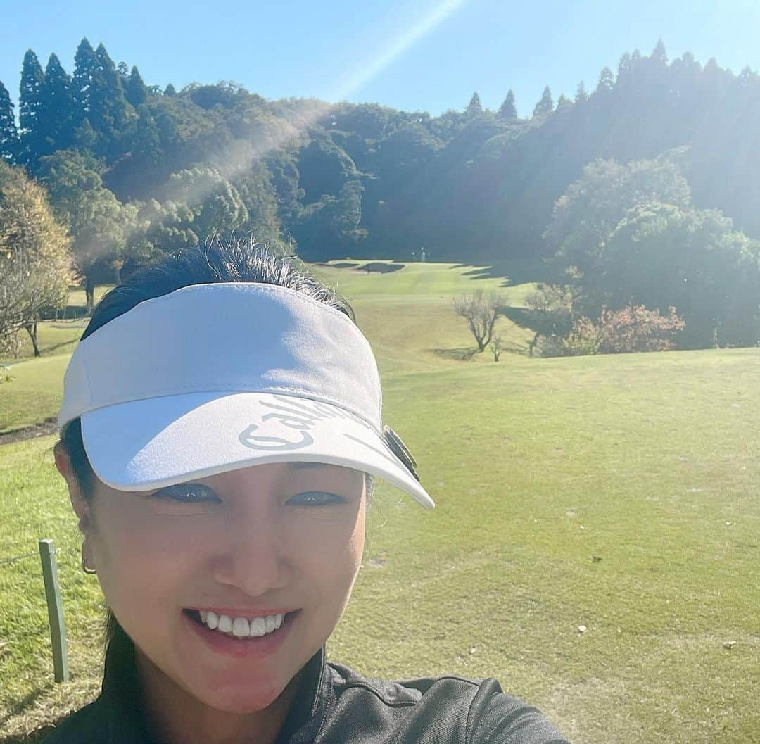 岡安弥生のインスタグラム：「コシノヒロコ先生のゴルフコンペに参加させていただきました⛳️ゴルフ楽しい〜✨最高❣️ 一緒にまわったグラビアアイドルの草野綾ちゃん…可愛い😍✨そして、久しぶりに、ゆま先生に会えて嬉しかった〜❤️ #コシノヒロコ#ゴルフコンペ#コシノユマ#草野綾#グラビア#ゴルフ最高#golf」