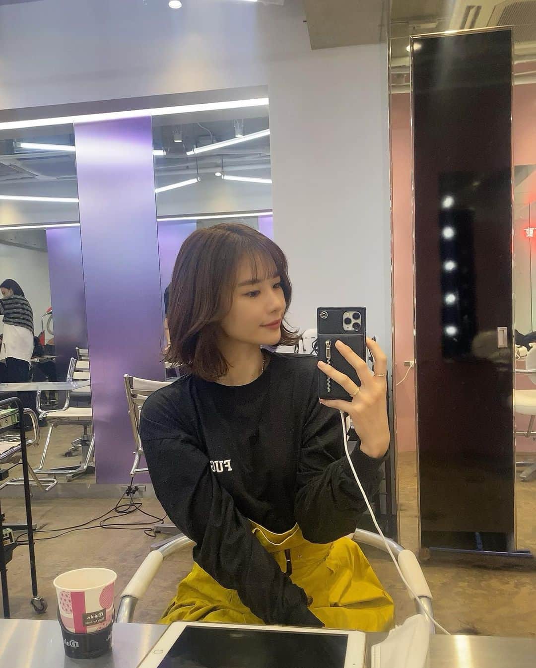 小山桃のインスタグラム：「アンケート答えてくれた方ありがとうございます🥺🫶💓  結局エクステ付ければいいね✨️ってなって 8cmくらい切っちゃった✂️  さっぱり〜☺️🎶  髪短くしたので、今日からしっかり体絞ります💪🔥  #韓国ヘア #韓国ボブ #ボブヘアアレンジ #ショートボブ #切りっぱなしボブ #ショートヘア #ボブアレンジ」