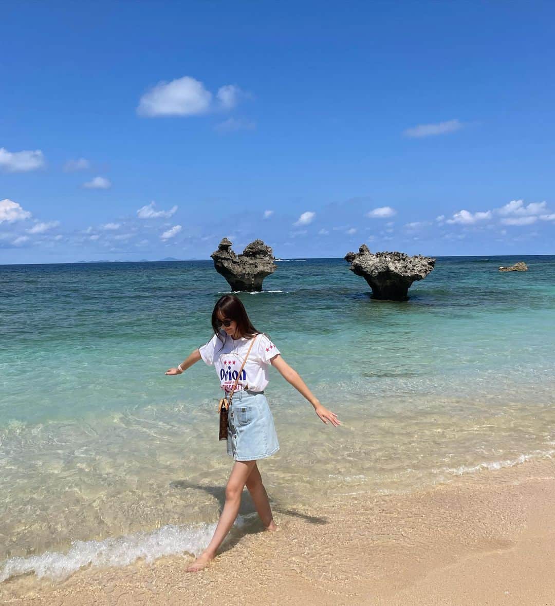 小林恵月さんのインスタグラム写真 - (小林恵月Instagram)「・ 沖縄の中でも特に古宇利島は海が綺麗だった❤️‍🔥 足、埋まってるの土に👣笑 #古宇利島  #ハートロック #🫶」10月20日 20時47分 - ezuki_kobayashi
