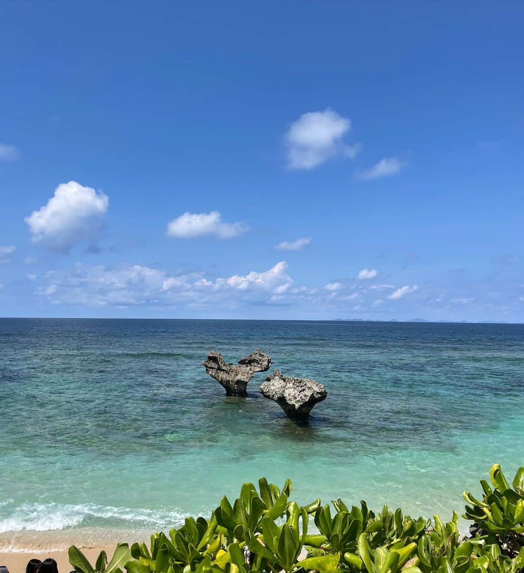小林恵月さんのインスタグラム写真 - (小林恵月Instagram)「・ 沖縄の中でも特に古宇利島は海が綺麗だった❤️‍🔥 足、埋まってるの土に👣笑 #古宇利島  #ハートロック #🫶」10月20日 20時47分 - ezuki_kobayashi