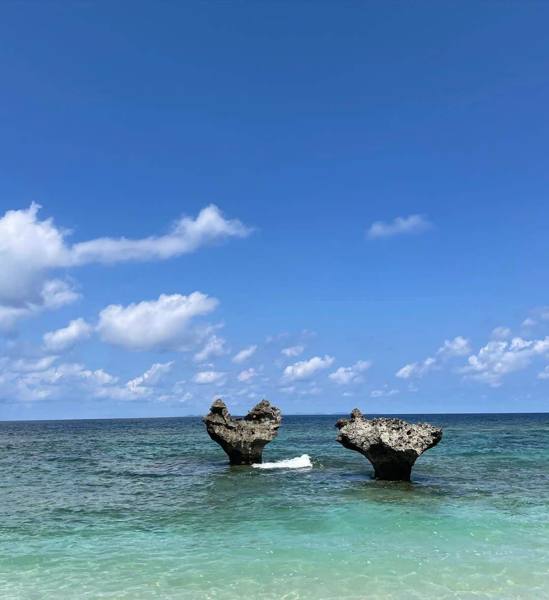 小林恵月のインスタグラム：「・ 沖縄の中でも特に古宇利島は海が綺麗だった❤️‍🔥 足、埋まってるの土に👣笑 #古宇利島  #ハートロック #🫶」