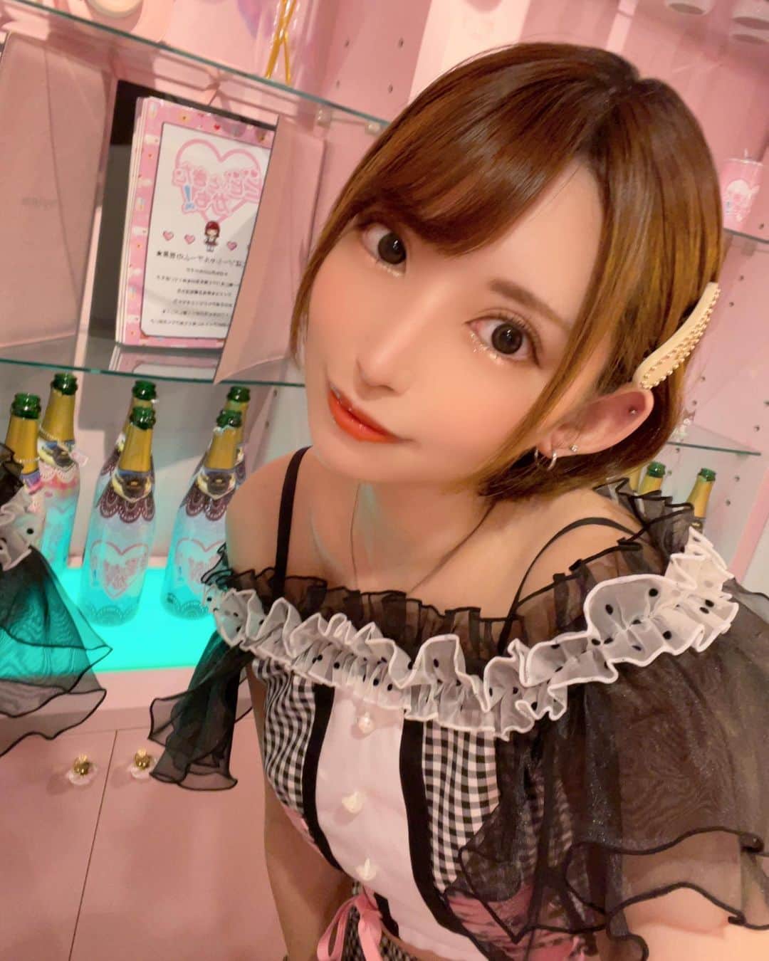 葉月七瀬のインスタグラム：「. . 昨日は初の黒の制服さん🖤 大人っぽくて可愛い🫶🏻🫶🏻 ⁡ ⁡次は美羽たん(@miuflora29 )と ⁡IDEAL BAR(@ideal__bar )で ⁡10/31ハロウィンイベント🎃🌟 ⁡コスプレ楽しみにしててね〜🫰🏻❣️ ⁡ #コンカフェ #コンカフェ嬢」