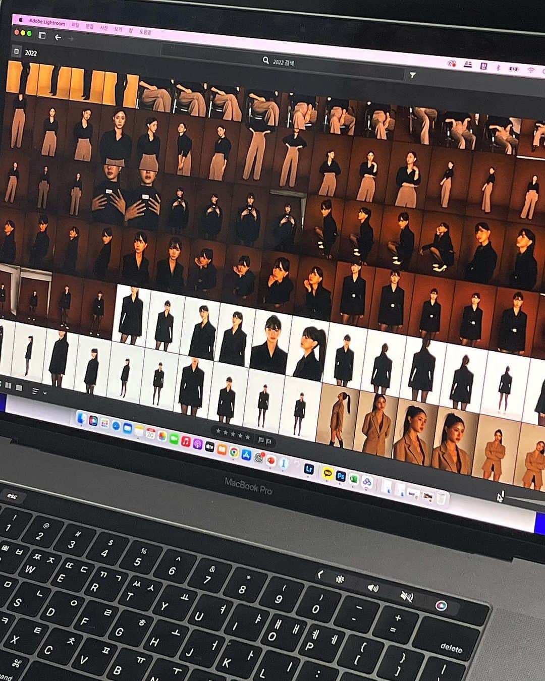 キム・ボラムのインスタグラム：「오랫동안 준비한 제작상품이  내일 11시 라방과 함께 오픈됩니다. 한정수량에 이벤트까지 있으니 기대해주세요🤍」